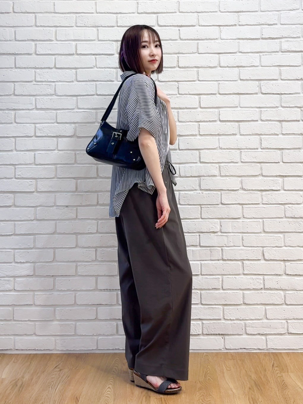 𝐜𝐡𝐢𝐤𝐚さんの「SHOO･LA･RUE｜【洗濯機可/体型カバー】羽織るだけで雰囲気変わる 柄アソート ポンチョ風シアーシャツ」を使ったコーディネート