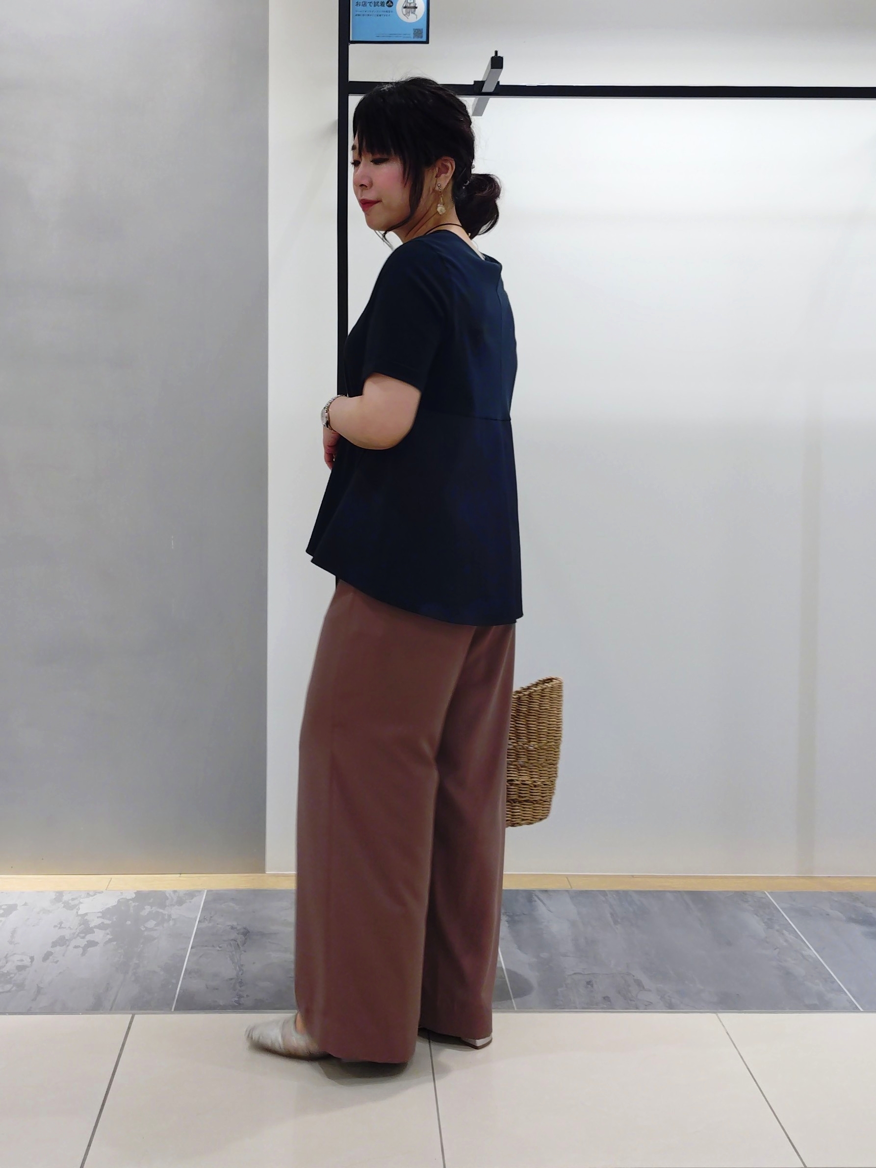 TOMOMIさんの「INDIVI｜【接触冷感／透湿／着る日傘】イージーワイドパンツ」を使ったコーディネート