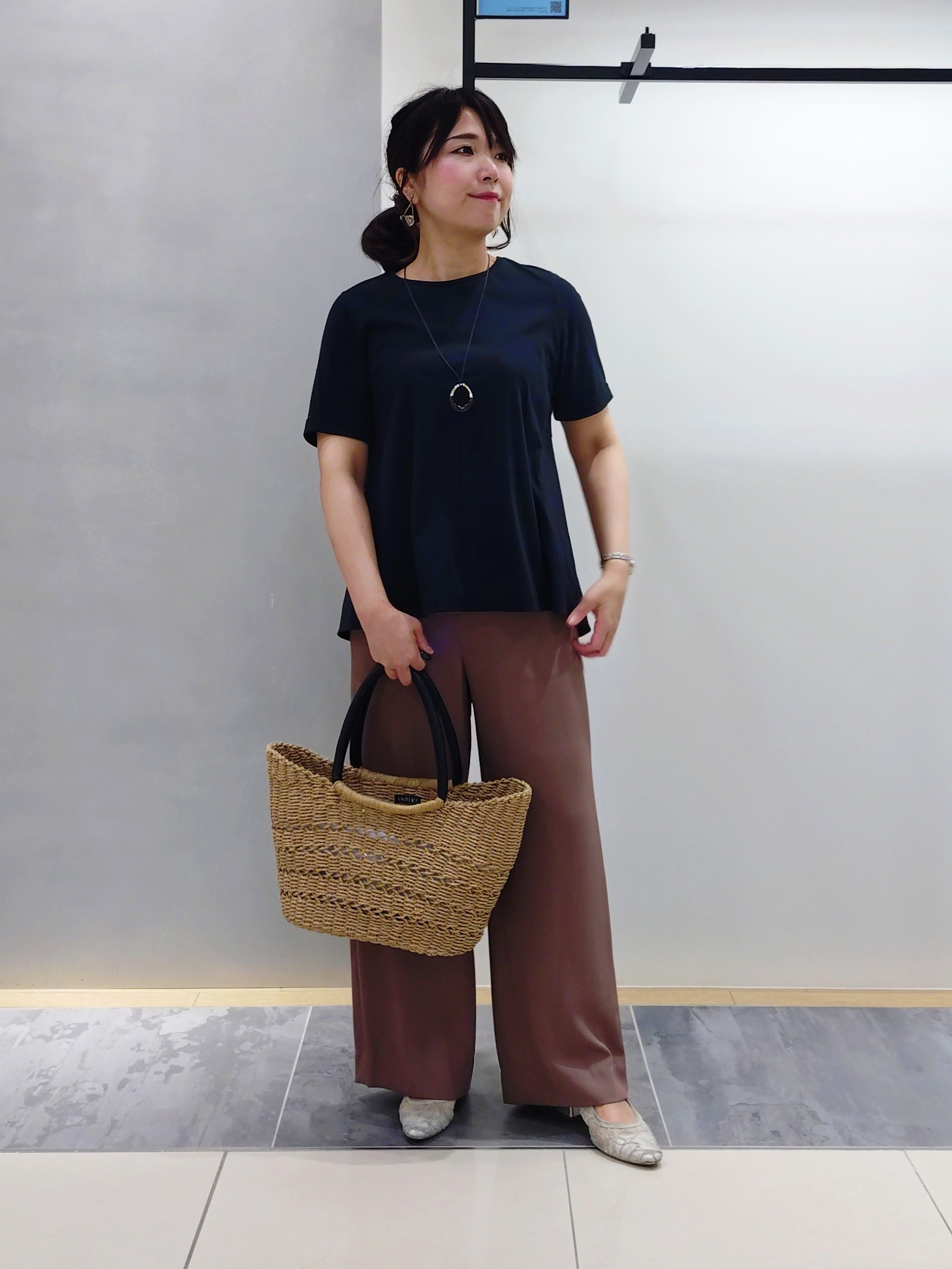 TOMOMIさんの「INDIVI｜【接触冷感／透湿／着る日傘】イージーワイドパンツ」を使ったコーディネート