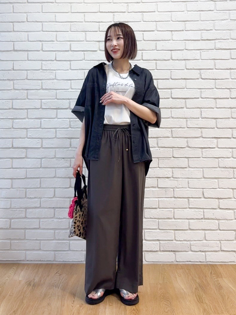 𝐜𝐡𝐢𝐤𝐚さんの「SHOO･LA･RUE｜【セットアップ可/S-LL】ライトオンスデニム 5分袖シャツ」を使ったコーディネート