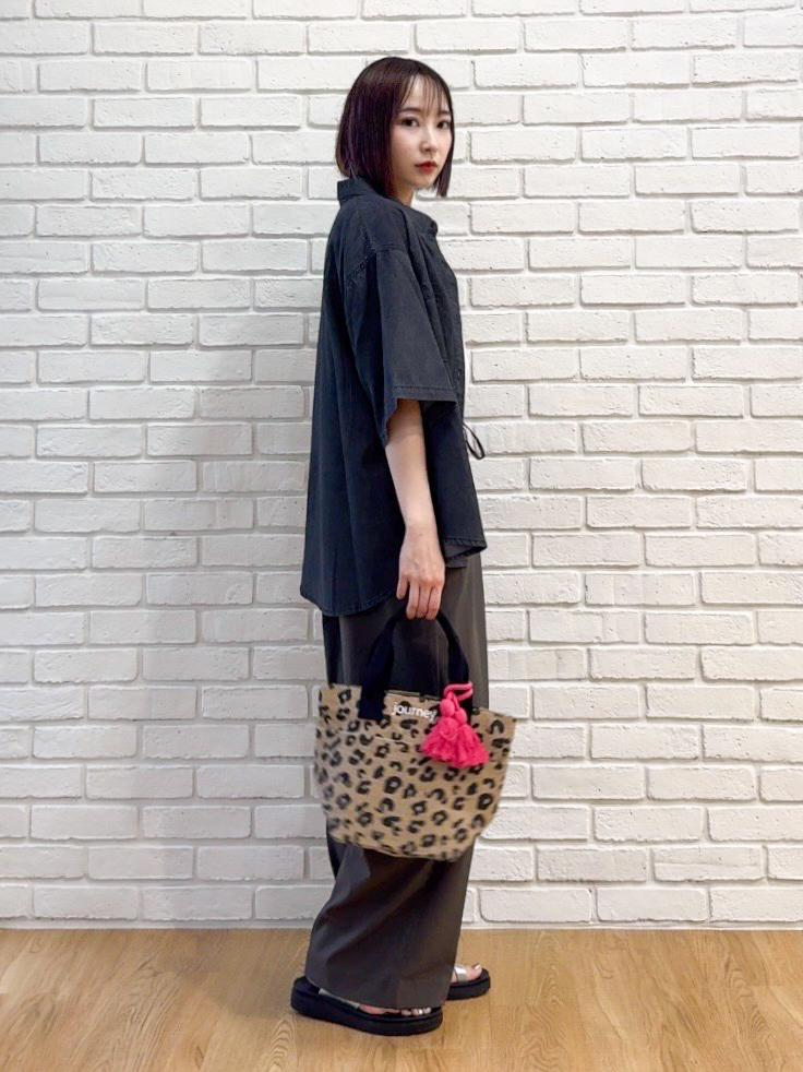 𝐜𝐡𝐢𝐤𝐚さんの「SHOO･LA･RUE｜【セットアップ可/S-LL】ライトオンスデニム 5分袖シャツ」を使ったコーディネート