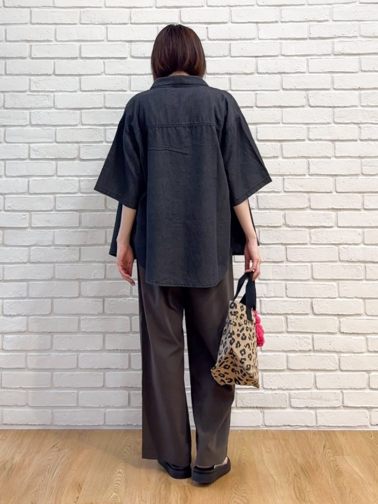 𝐜𝐡𝐢𝐤𝐚さんの「SHOO･LA･RUE｜【セットアップ可/S-LL】ライトオンスデニム 5分袖シャツ」を使ったコーディネート