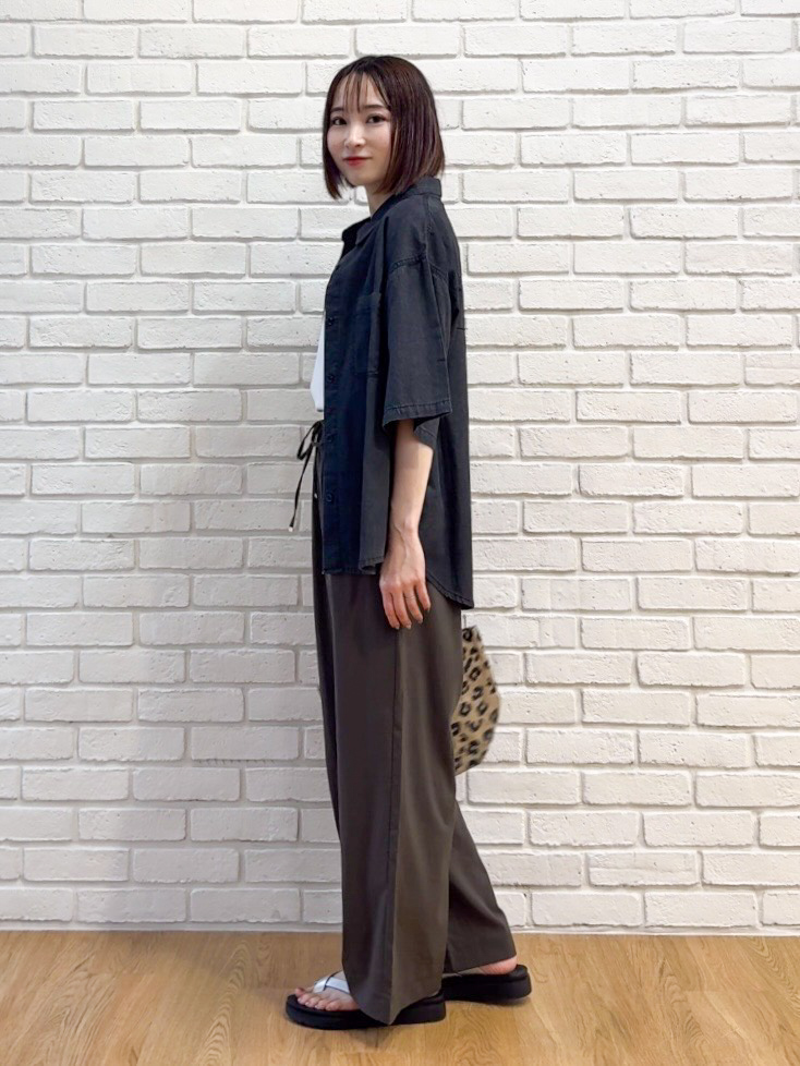𝐜𝐡𝐢𝐤𝐚さんの「SHOO･LA･RUE｜【セットアップ可/S-LL】ライトオンスデニム 5分袖シャツ」を使ったコーディネート