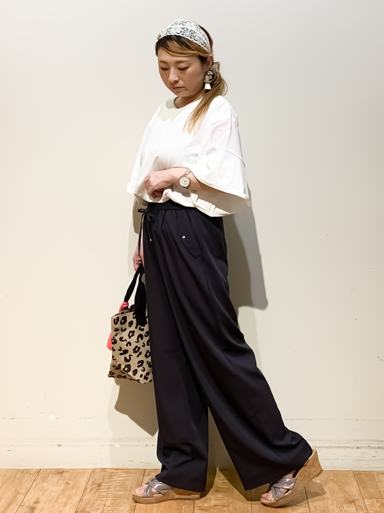 MEGさんの「SHOO･LA･RUE｜【S-LL/洗濯機可/体型カバー】フレアスリーブで二の腕を自然に隠せる 浅VネックTシャツ」を使ったコーディネート