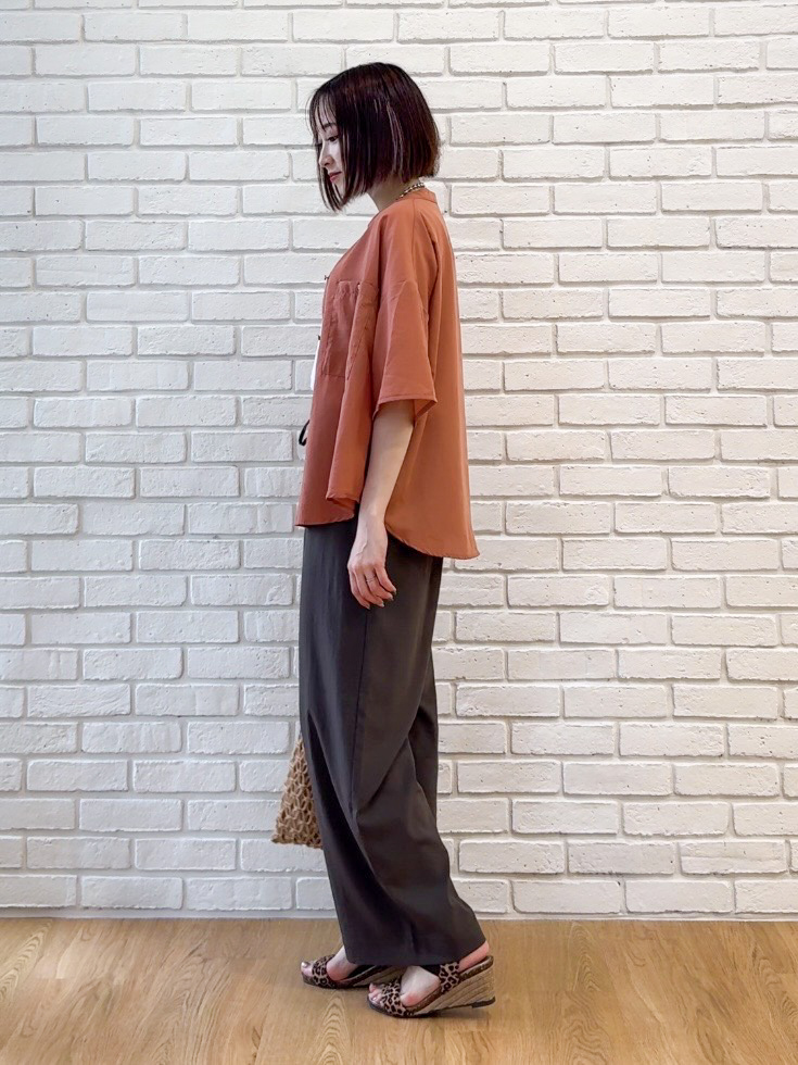 𝐜𝐡𝐢𝐤𝐚さんの「SHOO･LA･RUE｜【洗濯機可/S-LL】大人の抜け感 ゆるっと5分袖シャツ」を使ったコーディネート