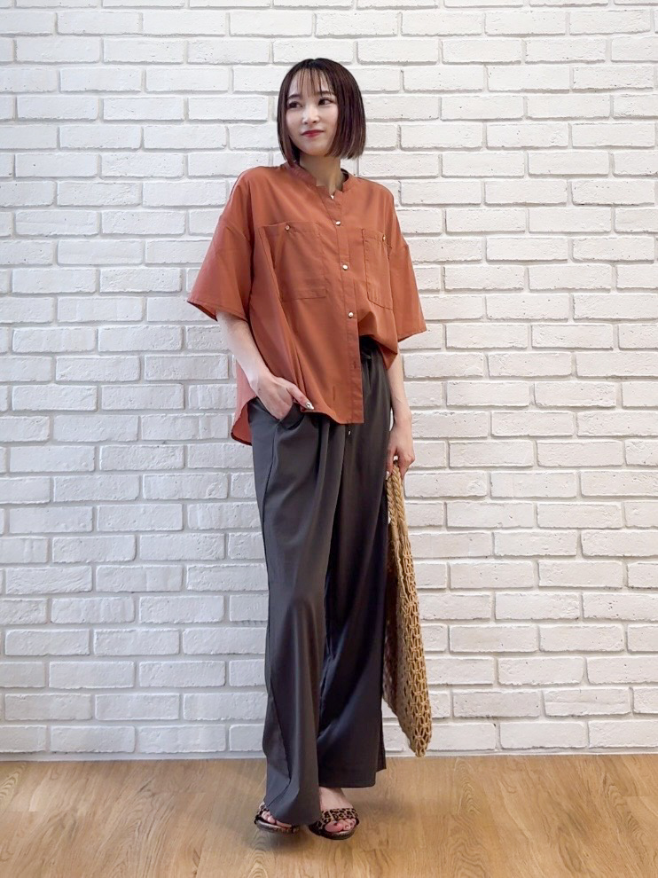 𝐜𝐡𝐢𝐤𝐚さんの「SHOO･LA･RUE｜【洗濯機可/S-LL】大人の抜け感 ゆるっと5分袖シャツ」を使ったコーディネート