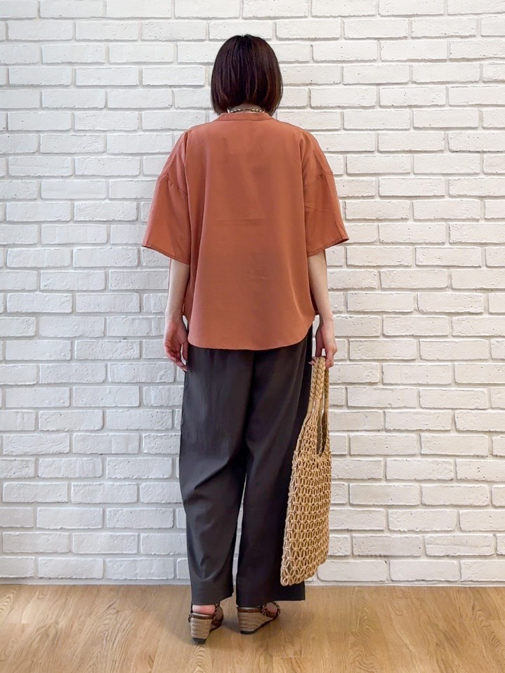 𝐜𝐡𝐢𝐤𝐚さんの「SHOO･LA･RUE｜【洗濯機可/S-LL】大人の抜け感 ゆるっと5分袖シャツ」を使ったコーディネート