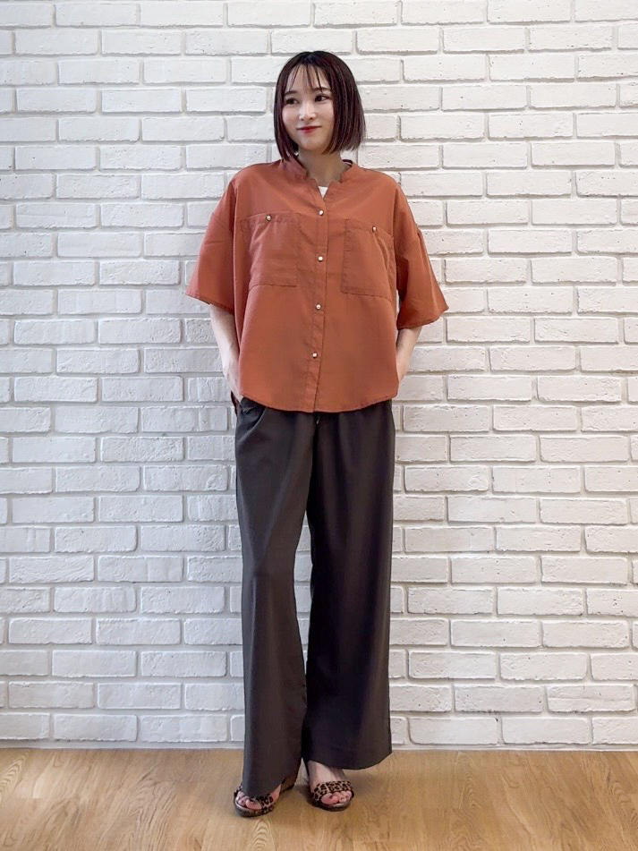 𝐜𝐡𝐢𝐤𝐚さんの「SHOO･LA･RUE｜【洗濯機可/S-LL】大人の抜け感 ゆるっと5分袖シャツ」を使ったコーディネート