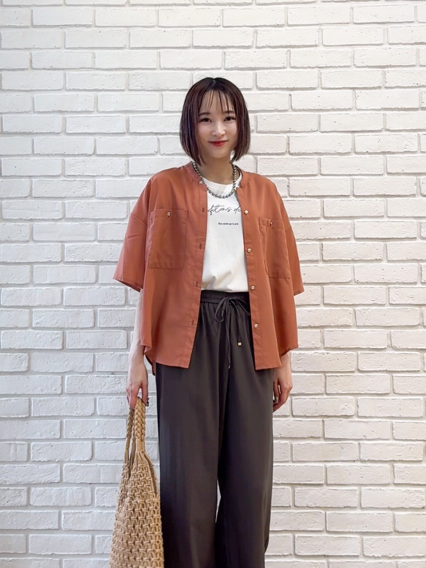 𝐜𝐡𝐢𝐤𝐚さんの「SHOO･LA･RUE｜【洗濯機可/S-LL】大人の抜け感 ゆるっと5分袖シャツ」を使ったコーディネート