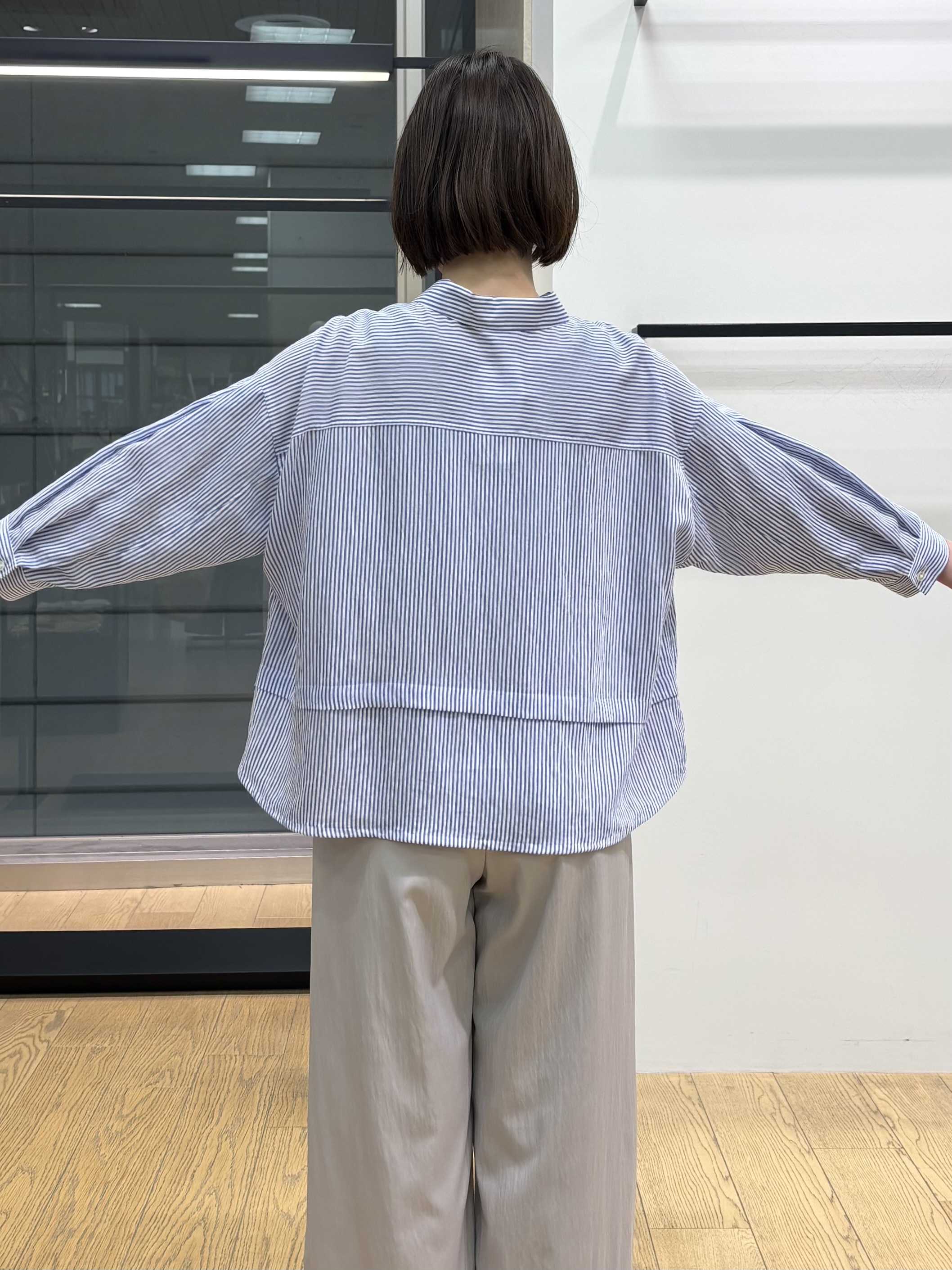 asamiさんの「INDIVI｜【接触冷感／洗える／2WAY】ドロスト付 シアーシャンブレーシャツ」を使ったコーディネート