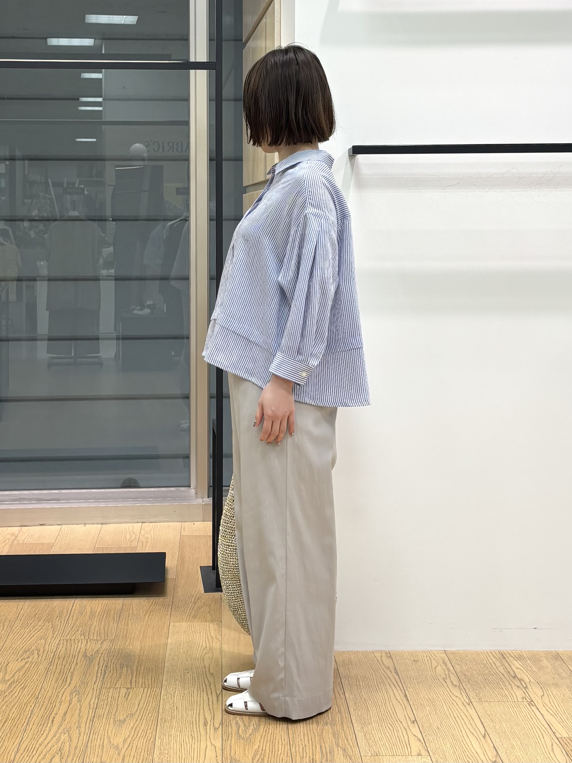 asamiさんの「INDIVI｜【接触冷感／洗える／2WAY】ドロスト付 シアーシャンブレーシャツ」を使ったコーディネート