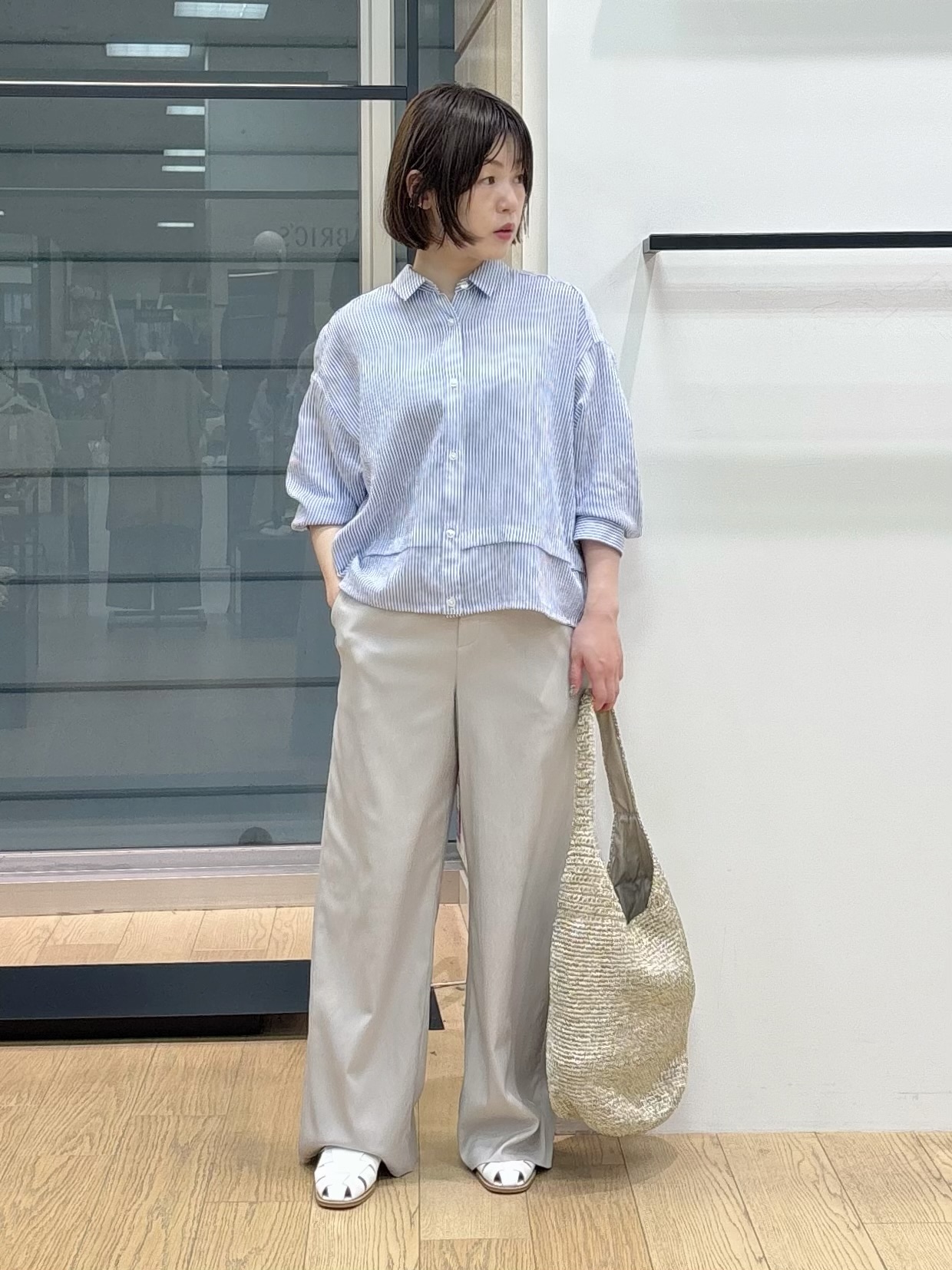 asamiさんの「INDIVI｜【接触冷感／洗える／2WAY】ドロスト付 シアーシャンブレーシャツ」を使ったコーディネート