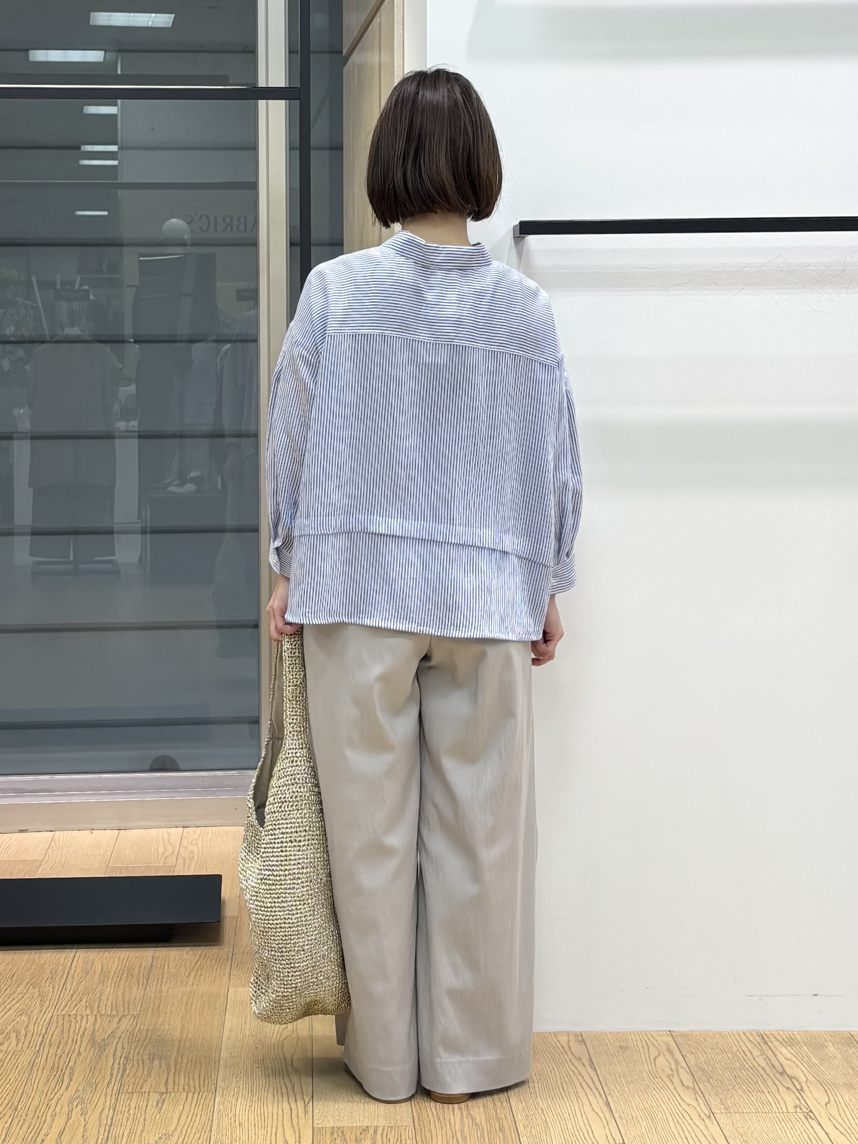 asamiさんの「INDIVI｜【接触冷感／洗える／2WAY】ドロスト付 シアーシャンブレーシャツ」を使ったコーディネート