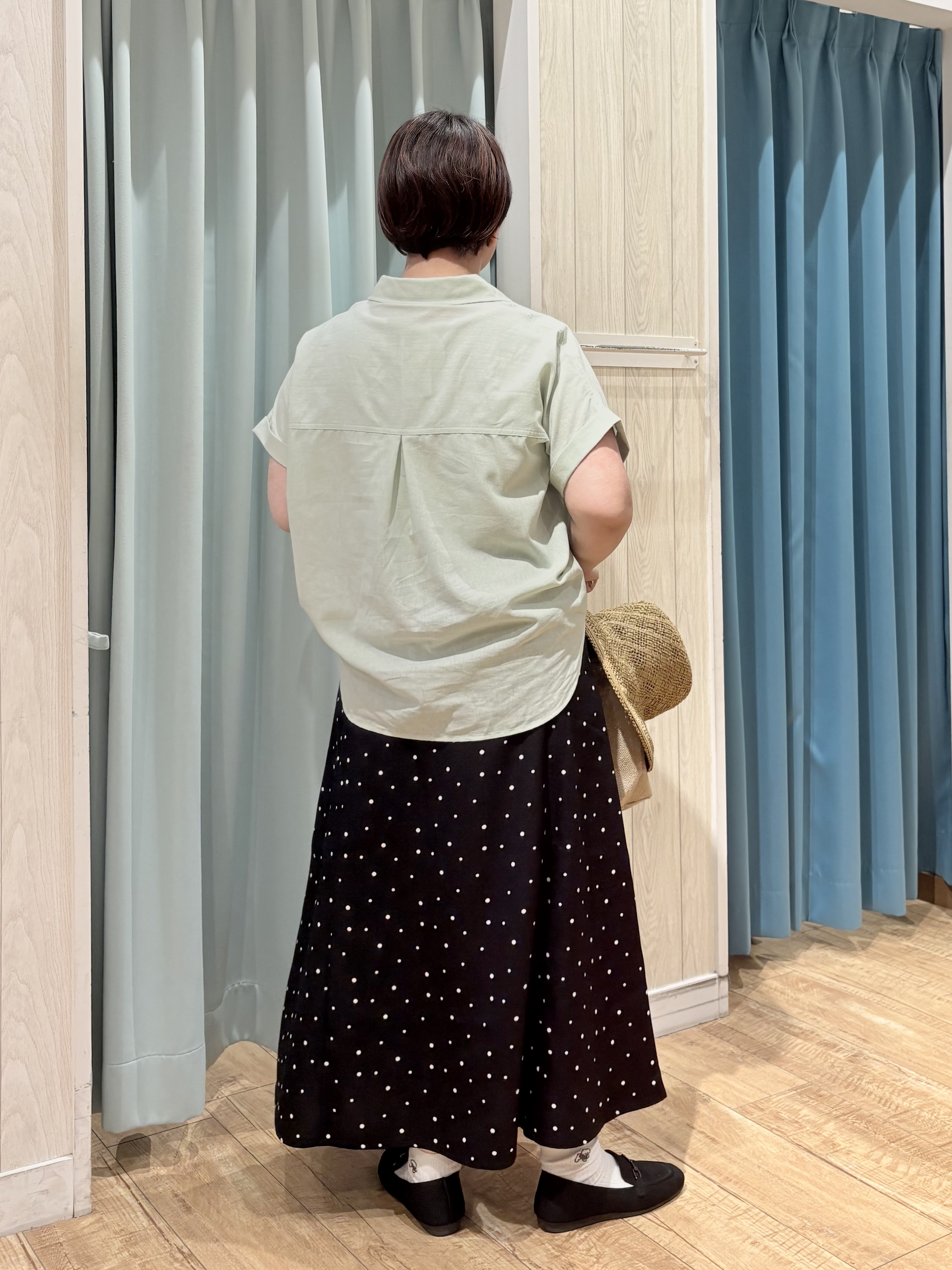 砂糖さんの「SHOO･LA･RUE｜【UV/吸水速乾/抗菌防臭】インせず着られる フレンチリネンスキッパーシャツ」を使ったコーディネート