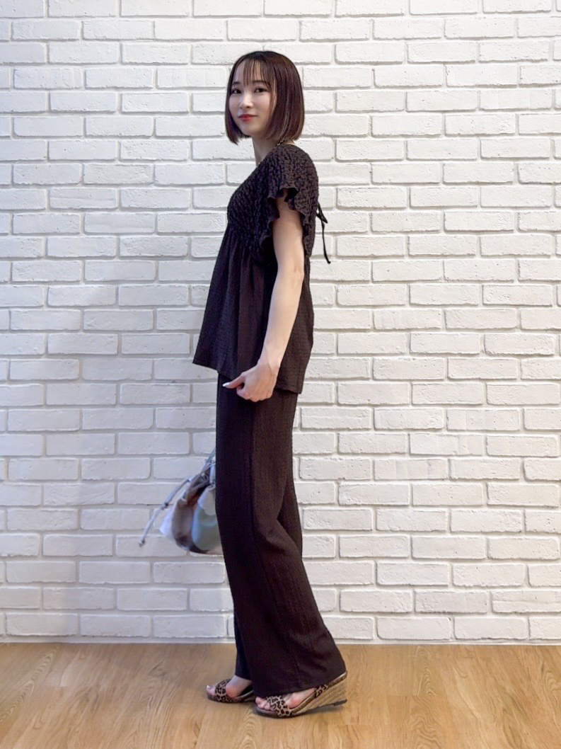 𝐜𝐡𝐢𝐤𝐚さんの「SHOO･LA･RUE｜【2点セット/S-LL/洗濯機可】お袖シャーリングブラウス+ワイドパンツ」を使ったコーディネート