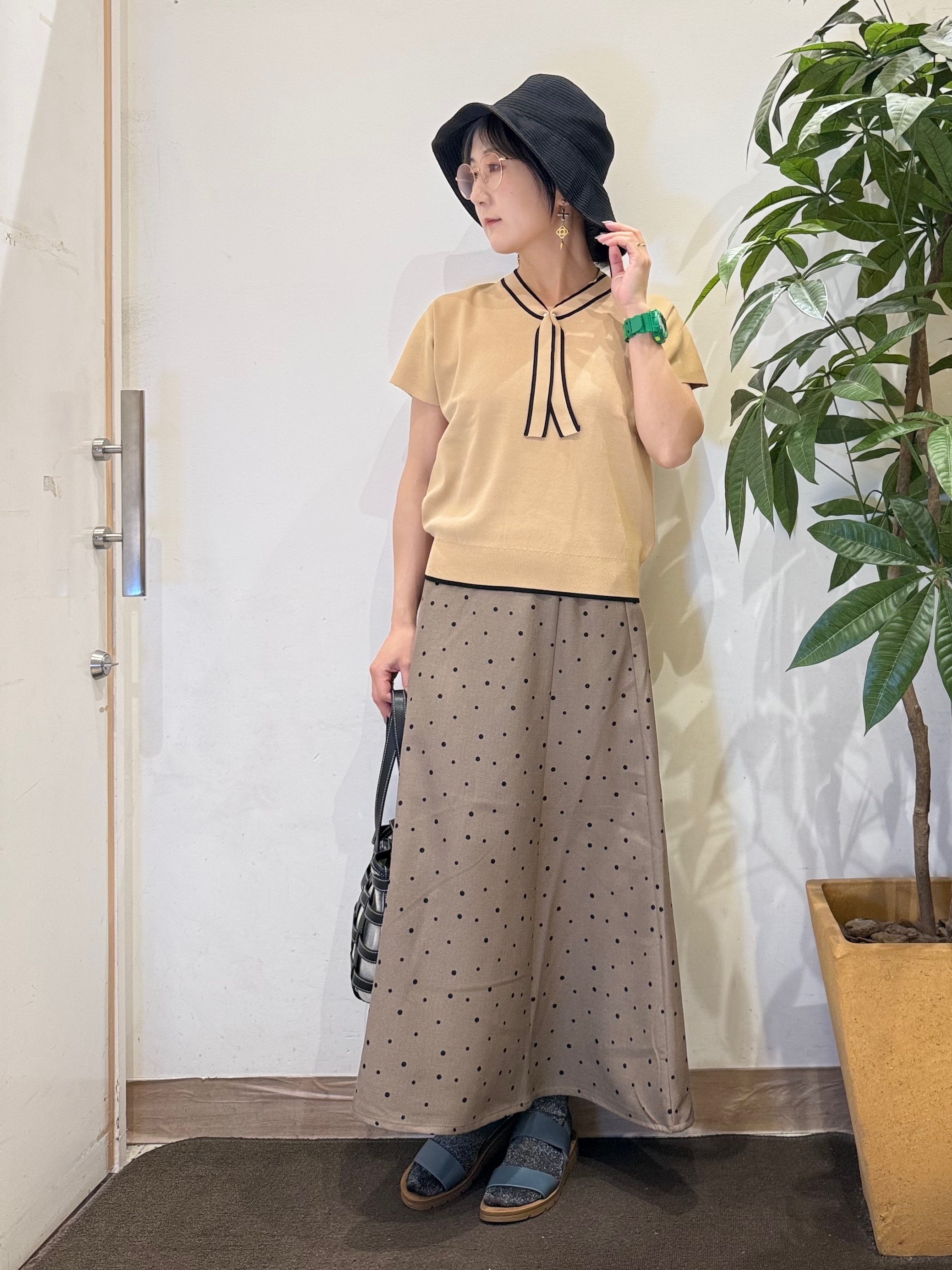 misakiさんの「SHOO･LA･RUE｜【高レビュー/毎日洗える/UV】二の腕も隠せる 配色ボウタイニット」を使ったコーディネート