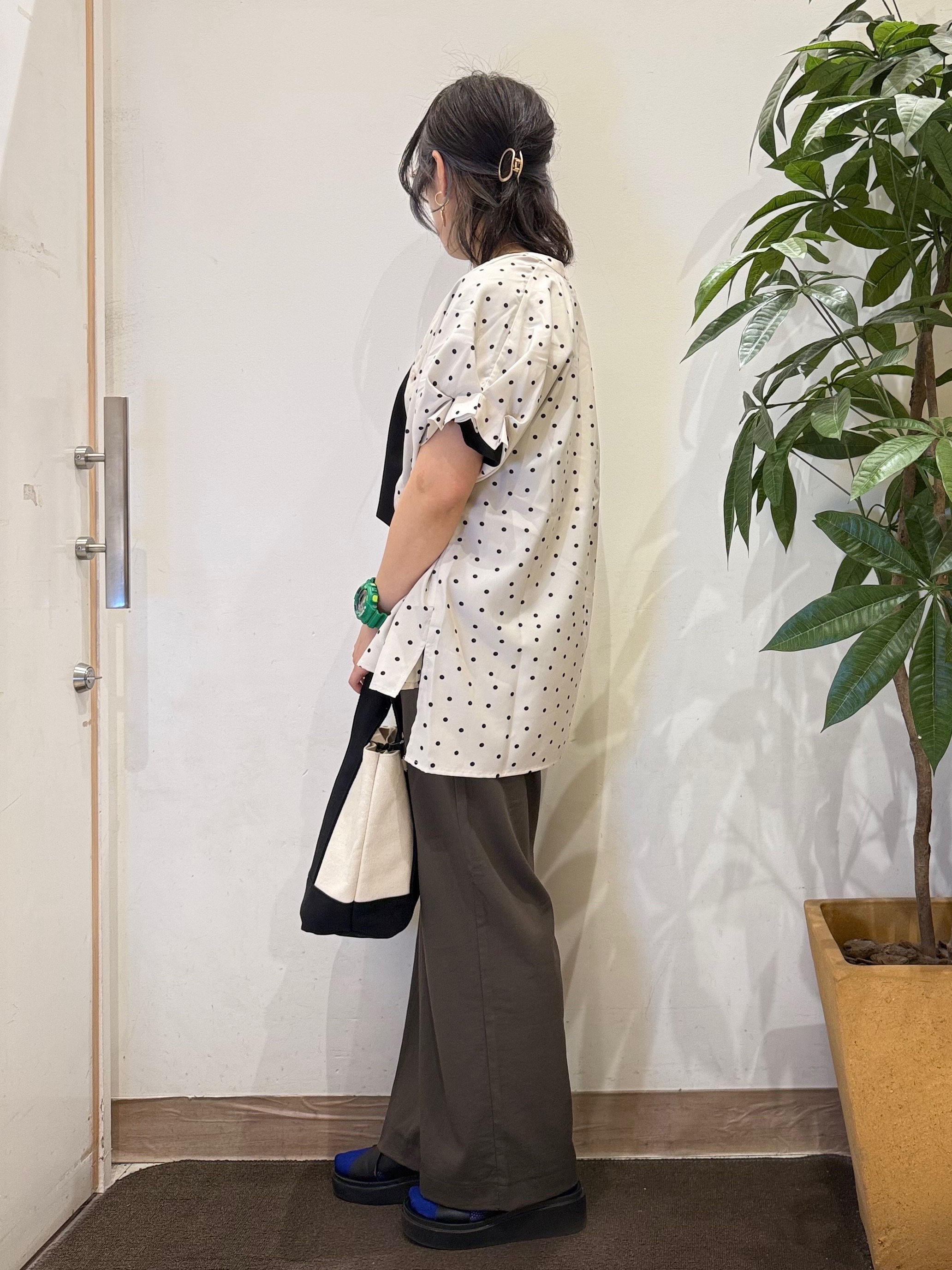 misakiさんの「SHOO･LA･RUE｜【洗濯機可／洗濯後しわになりにくい】大人の甘さをプラスする ドット柄袖タックブラウス」を使ったコーディネート