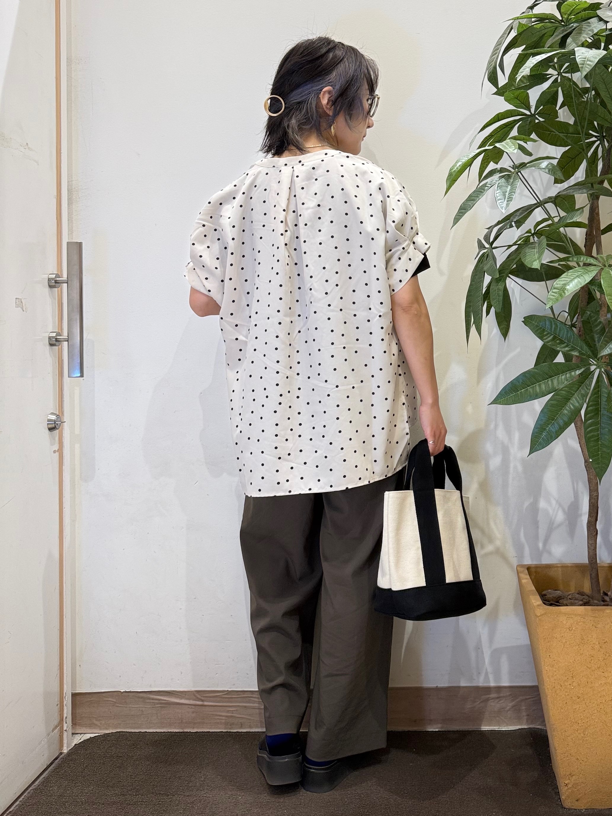 misakiさんの「SHOO･LA･RUE｜【洗濯機可／洗濯後しわになりにくい】大人の甘さをプラスする ドット柄袖タックブラウス」を使ったコーディネート
