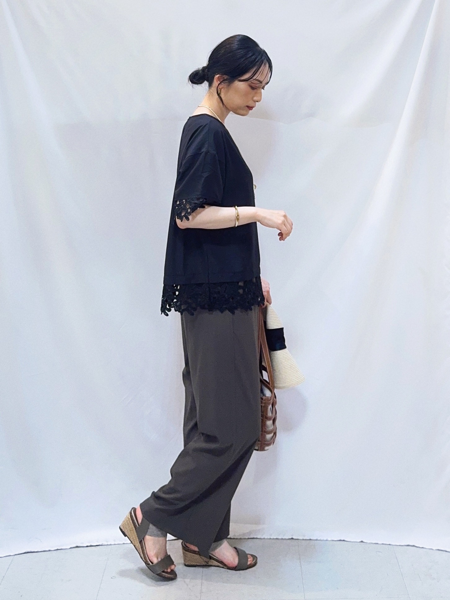 𝐇𝐢𝐫𝐨𝐦𝐢さんの「SHOO･LA･RUE｜【洗濯後しわになりにくい/S-LL】コーデの主役になる レース付きブラウス」を使ったコーディネート