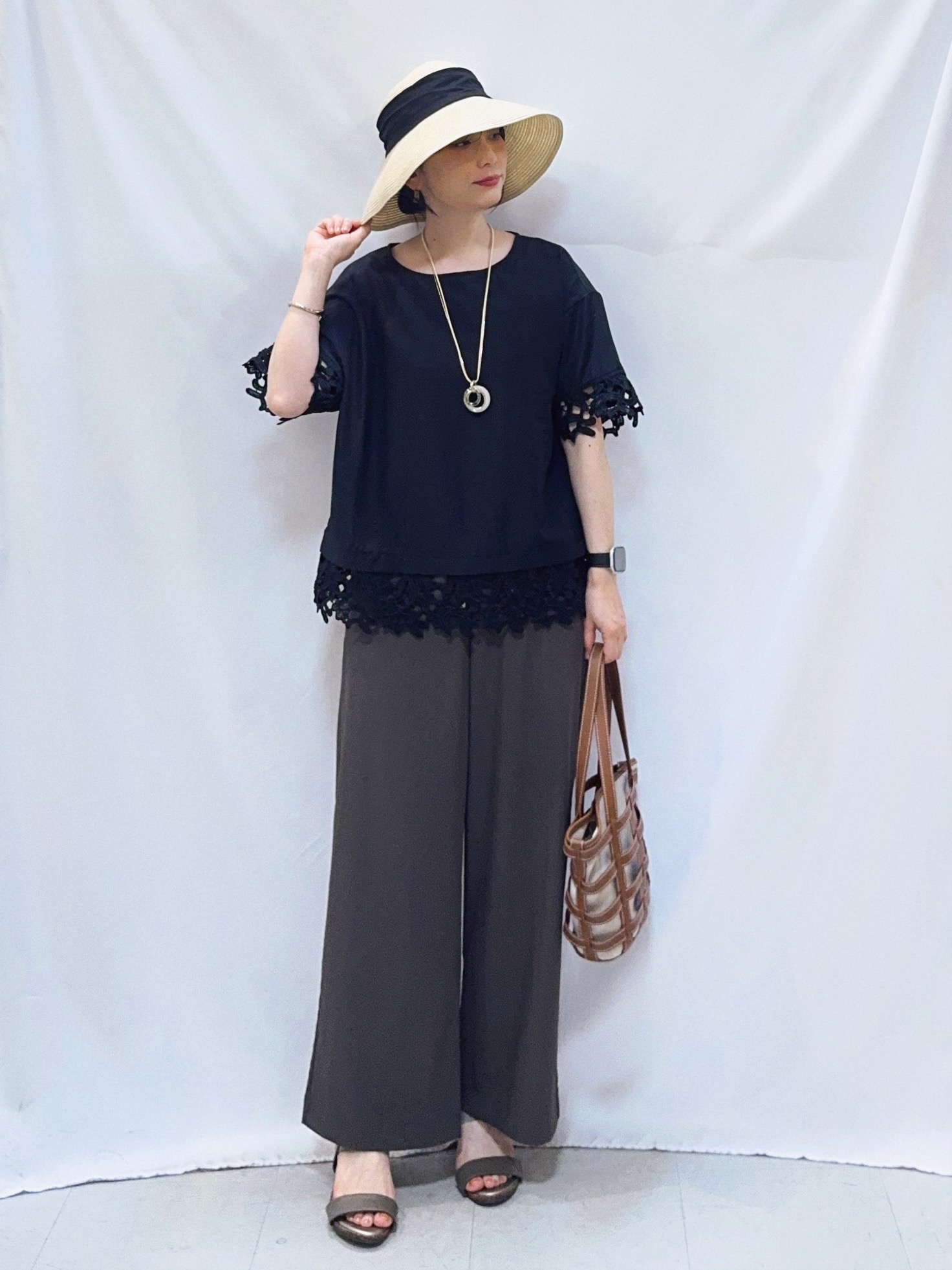 𝐇𝐢𝐫𝐨𝐦𝐢さんの「SHOO･LA･RUE｜【洗濯後しわになりにくい/S-LL】コーデの主役になる レース付きブラウス」を使ったコーディネート