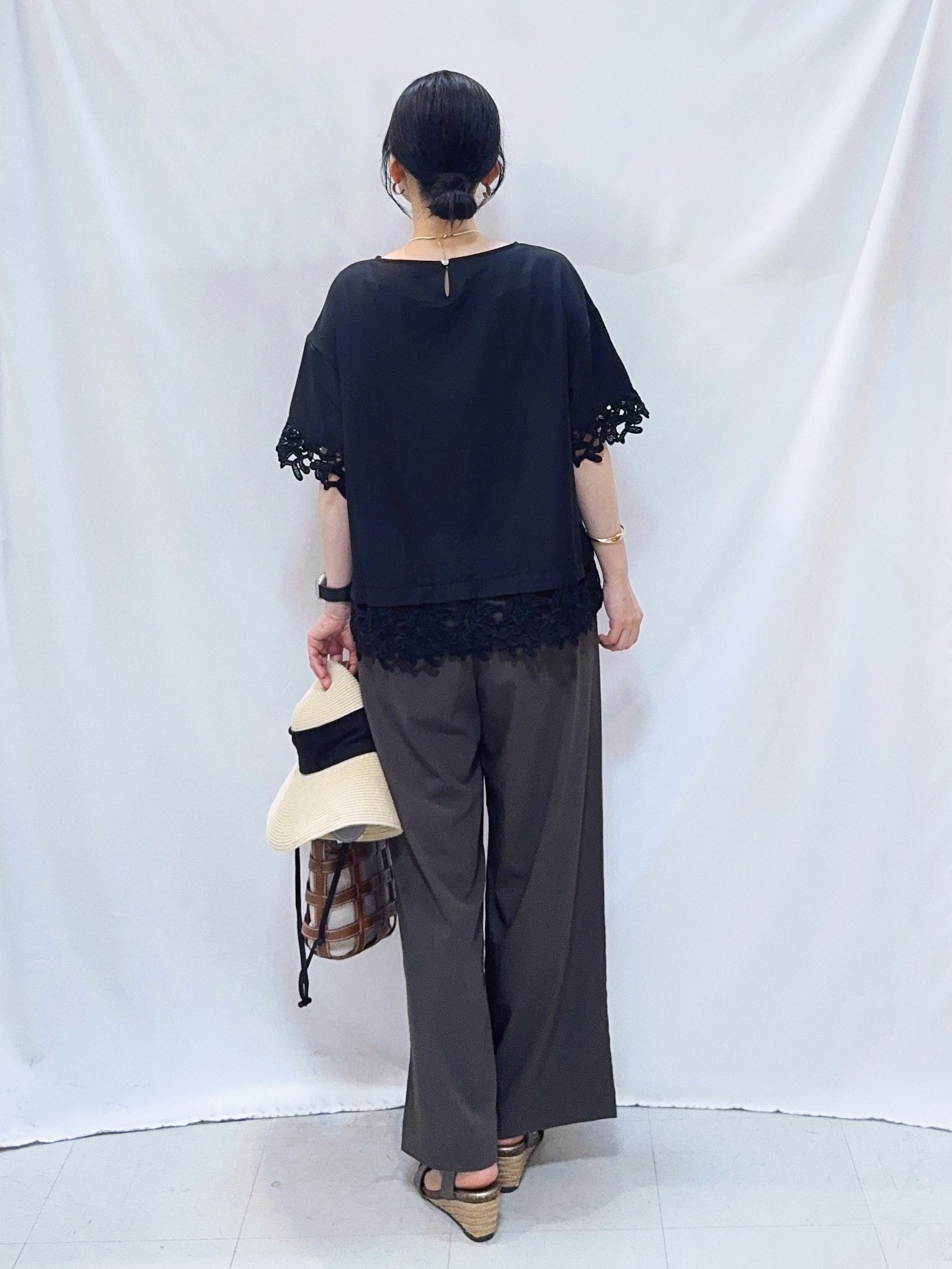 𝐇𝐢𝐫𝐨𝐦𝐢さんの「SHOO･LA･RUE｜【洗濯後しわになりにくい/S-LL】コーデの主役になる レース付きブラウス」を使ったコーディネート