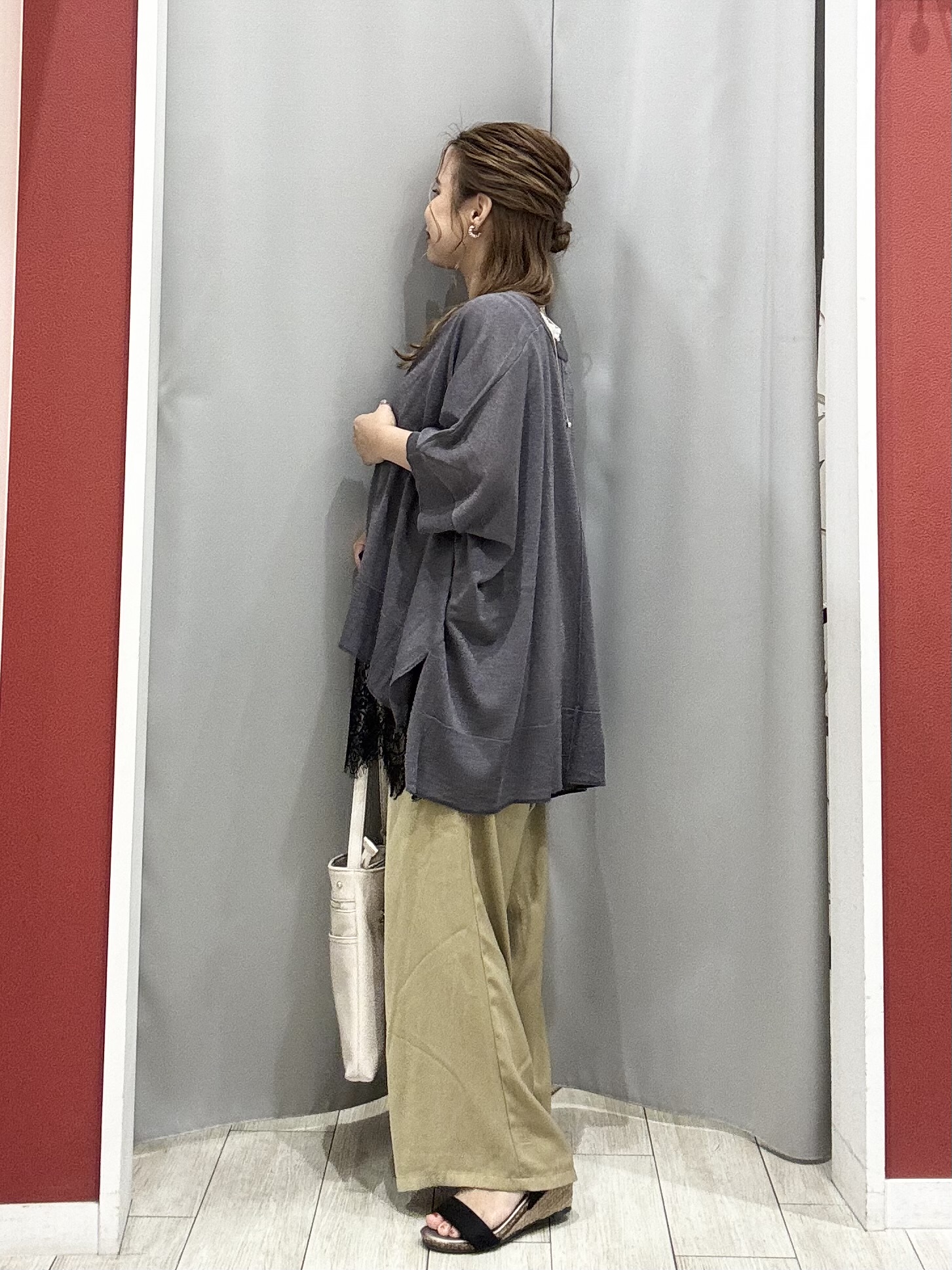 shioさんの「SHOO･LA･RUE｜【洗濯機可/体型カバー】上品ラメがきらめく シアーポンチョ風カーディガン」を使ったコーディネート