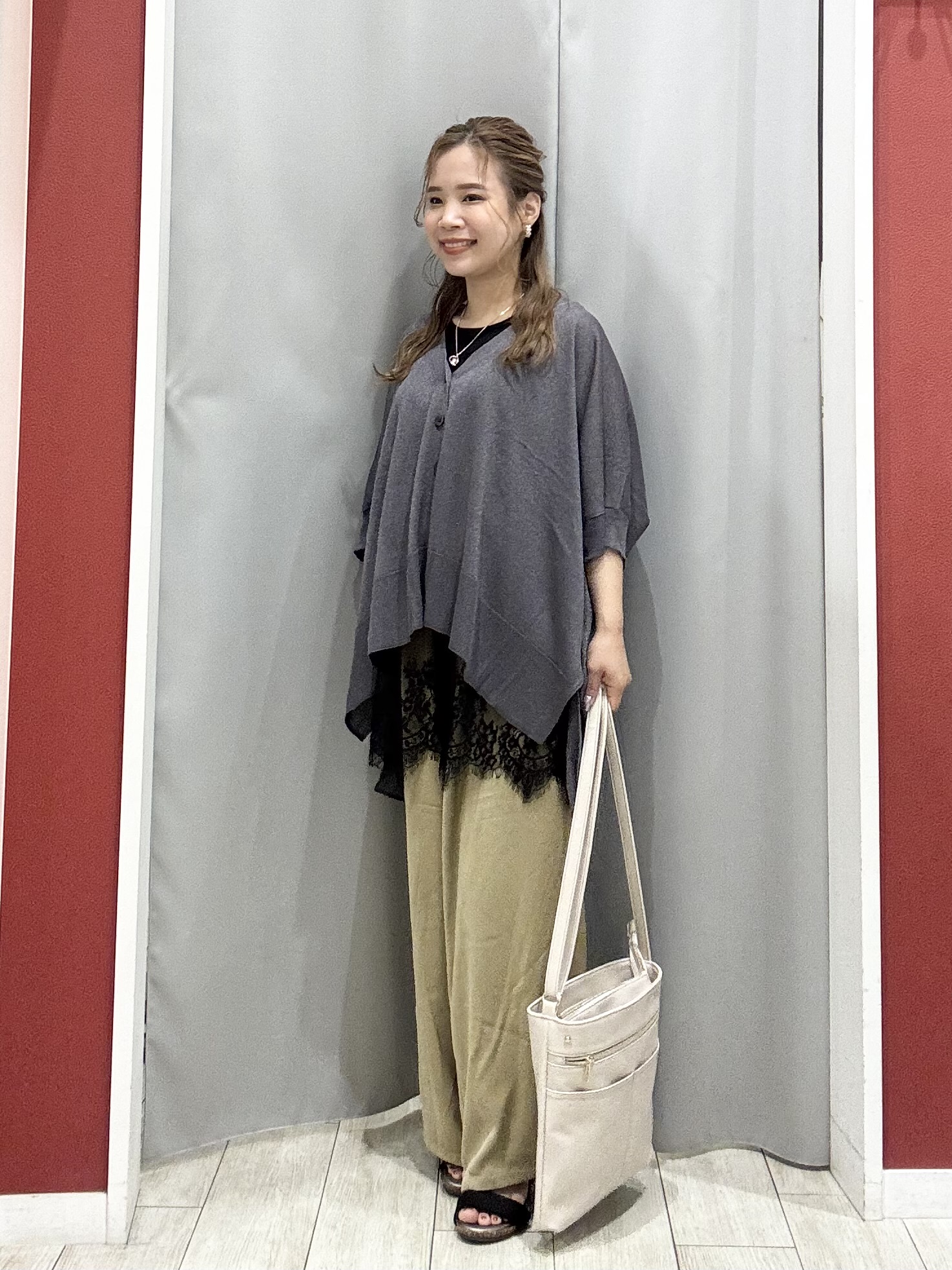 shioさんの「SHOO･LA･RUE｜【洗濯機可/体型カバー】上品ラメがきらめく シアーポンチョ風カーディガン」を使ったコーディネート