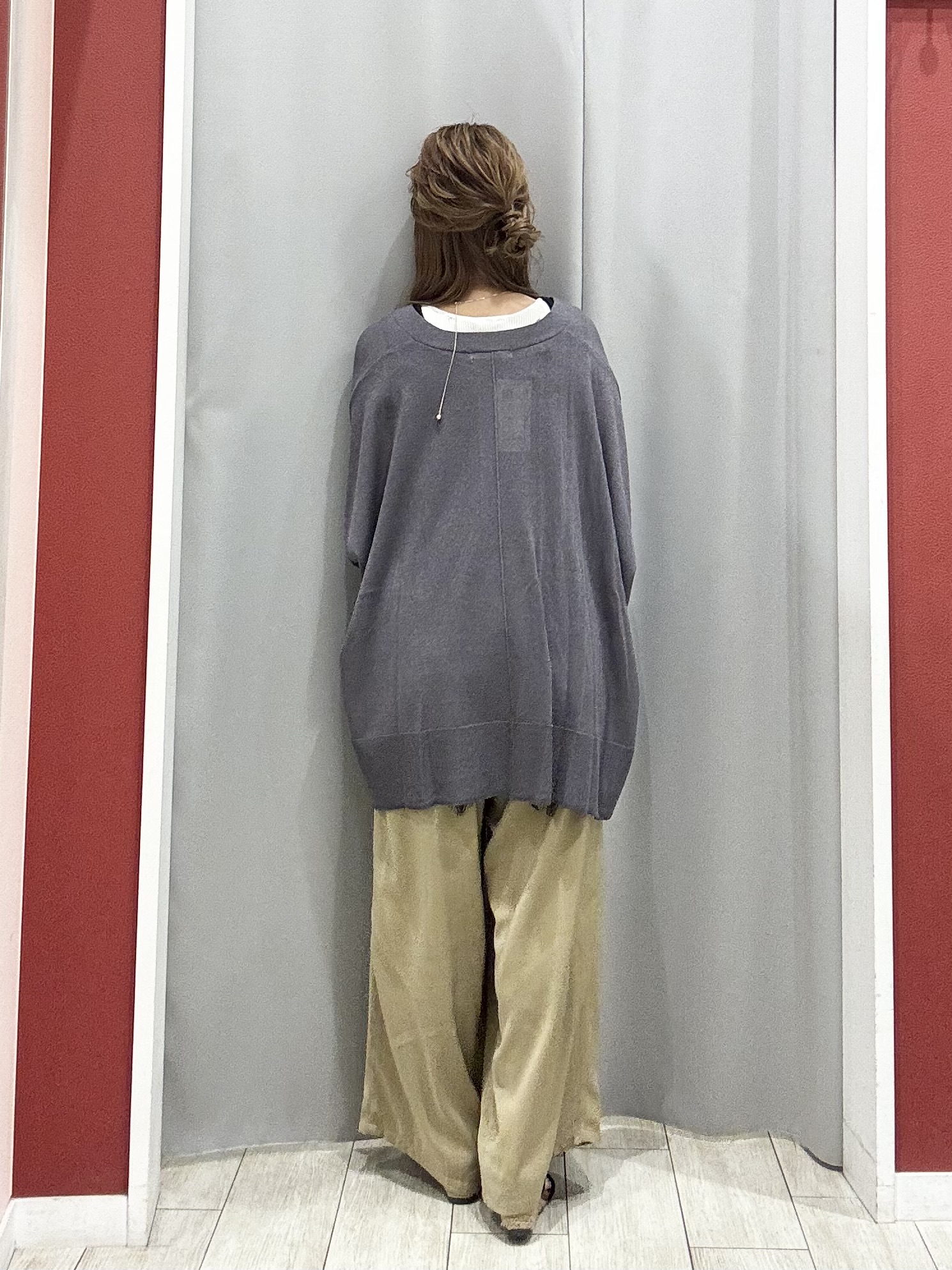 shioさんの「SHOO･LA･RUE｜【洗濯機可/体型カバー】上品ラメがきらめく シアーポンチョ風カーディガン」を使ったコーディネート
