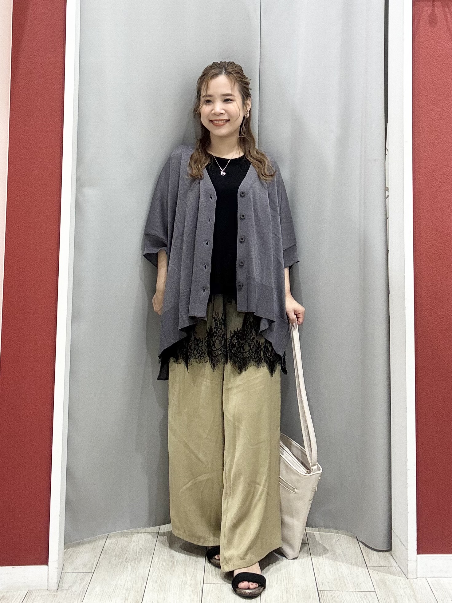 shioさんの「SHOO･LA･RUE｜【洗濯機可/体型カバー】上品ラメがきらめく シアーポンチョ風カーディガン」を使ったコーディネート