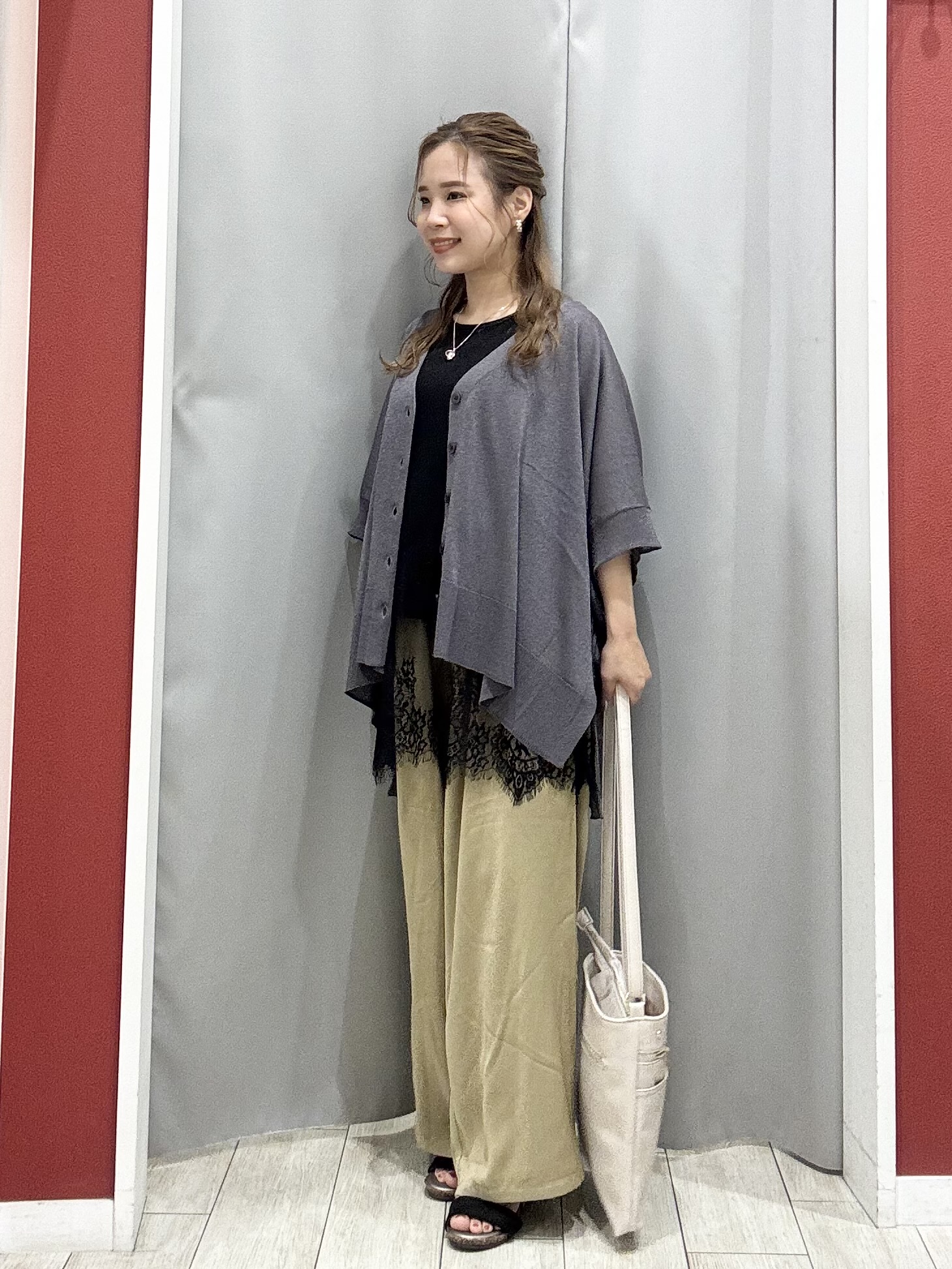 shioさんの「SHOO･LA･RUE｜【洗濯機可/体型カバー】上品ラメがきらめく シアーポンチョ風カーディガン」を使ったコーディネート