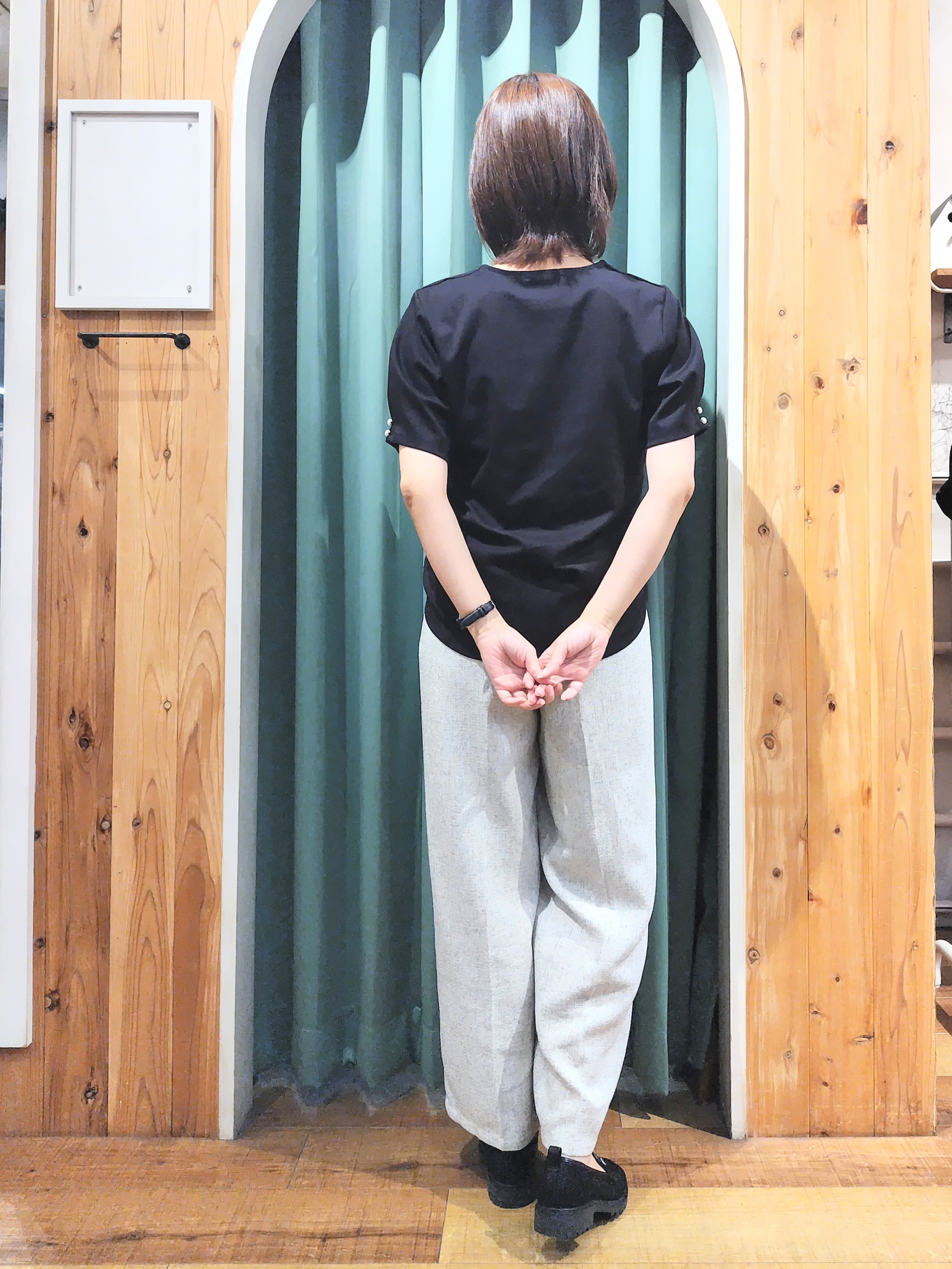 ショーコラさんの「SHOO･LA･RUE｜【2点セット/洗濯機可/S-LL】ネックレス付き お袖パールブラウス」を使ったコーディネート