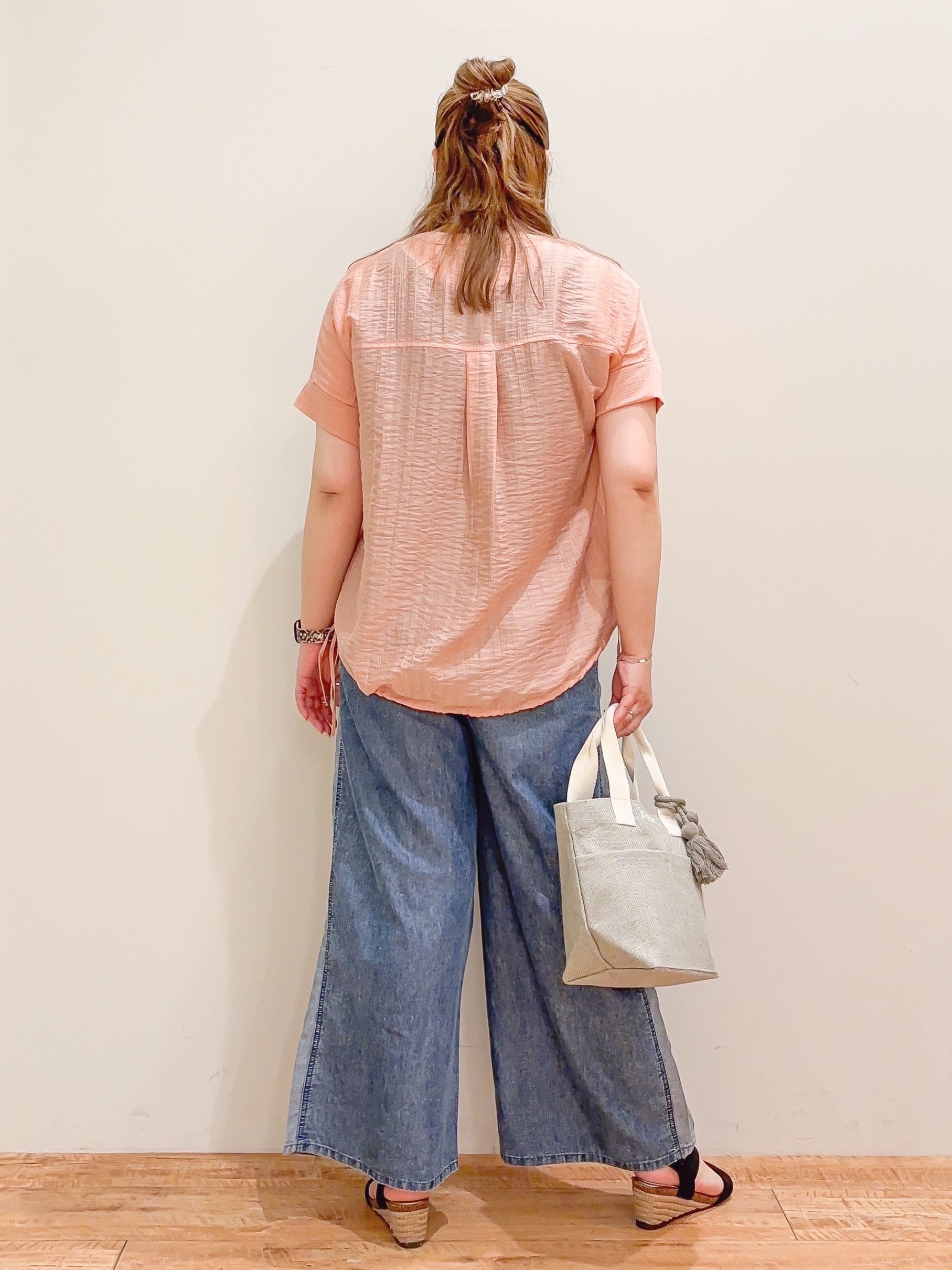 naoさんの「SHOO･LA･RUE｜【高レビュー/体型カバー】インせず着られる スキッパー裾リボンブラウス」を使ったコーディネート