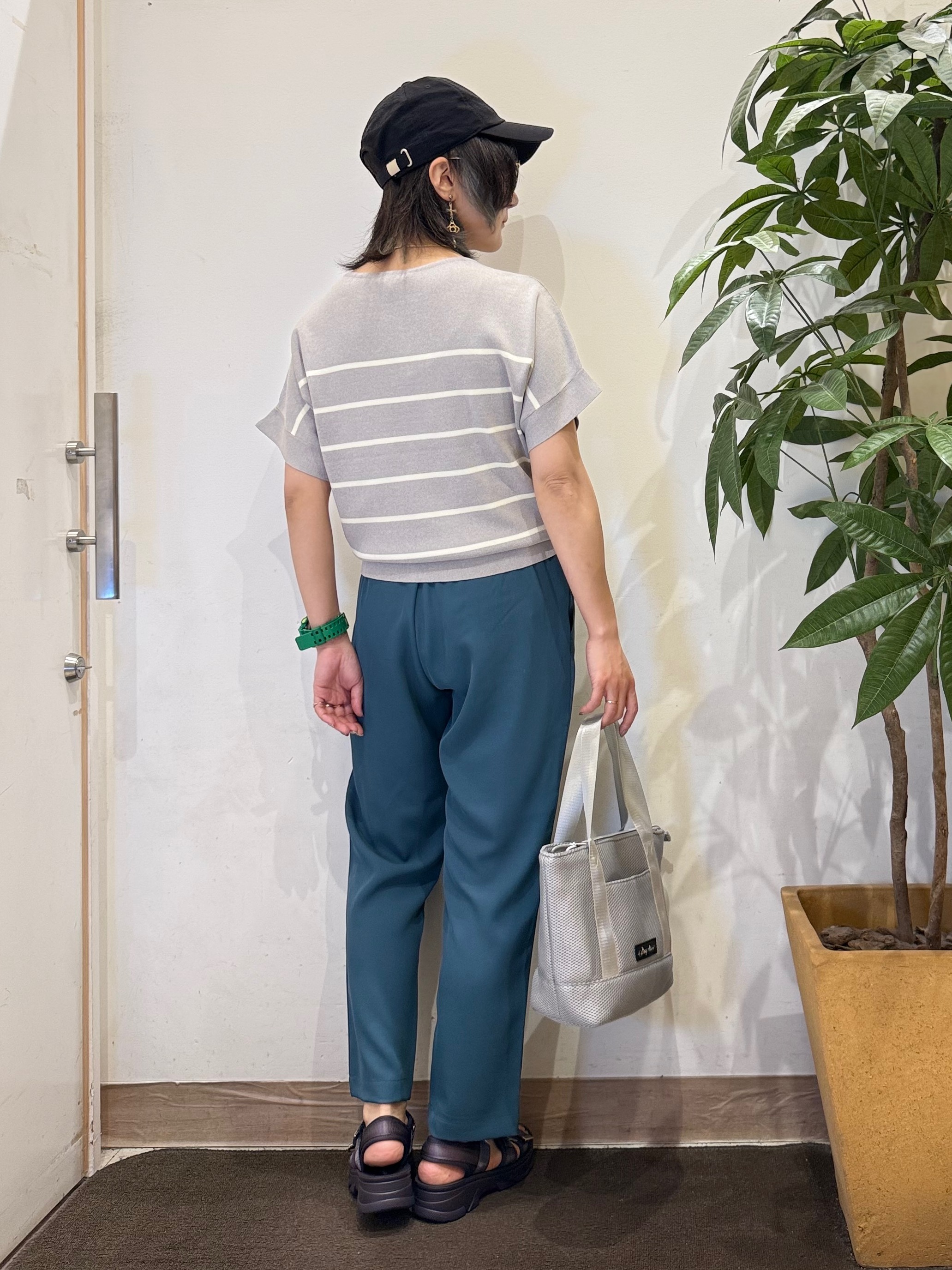misakiさんの「SHOO･LA･RUE｜【毎日洗える/UV】二の腕隠れる さらっとドルマン半袖ニット」を使ったコーディネート