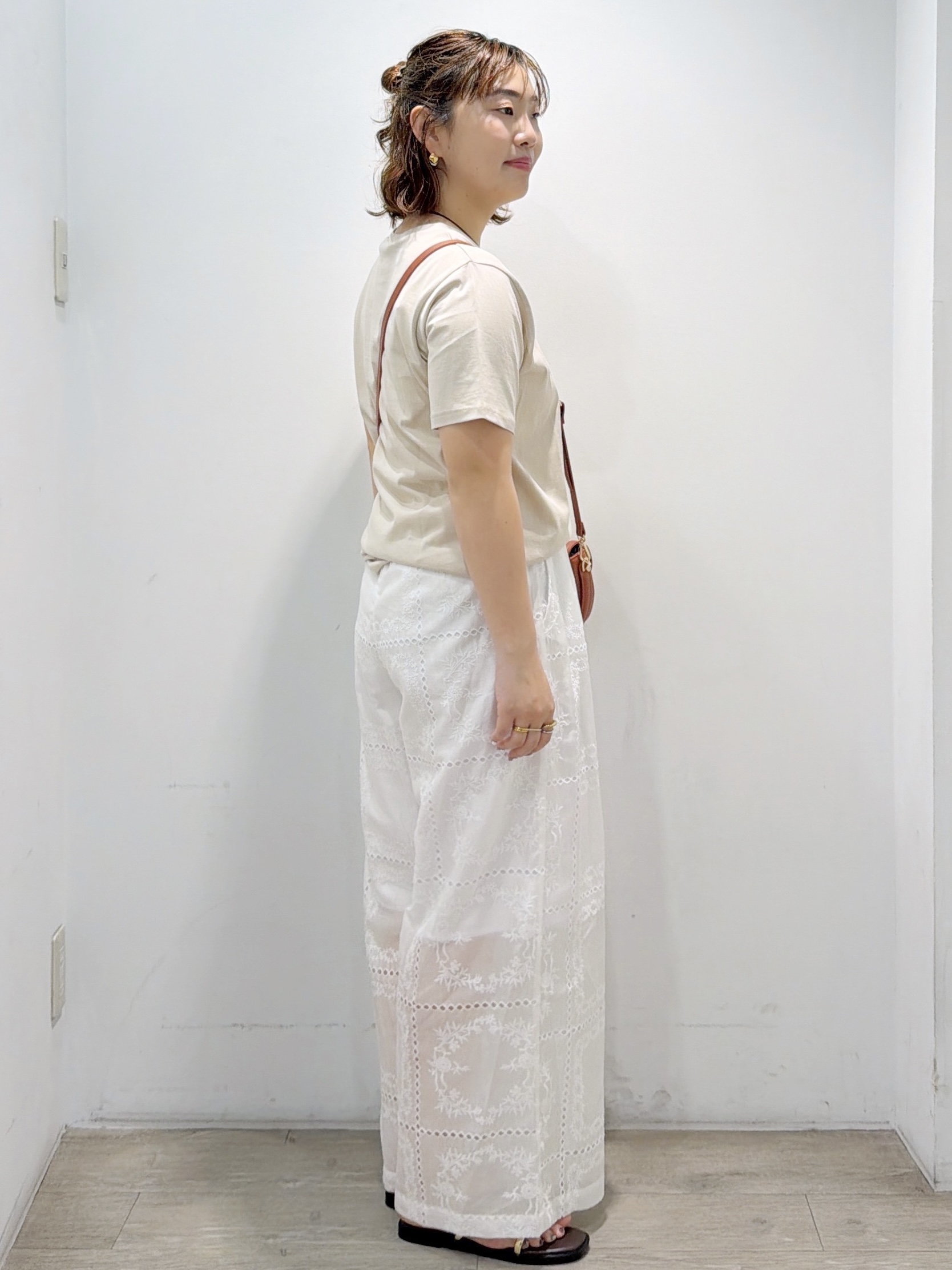 sumicaさんの「OPAQUE.CLIP｜ロゴプリント刺繍アソートTシャツ【洗濯機OK】」を使ったコーディネート