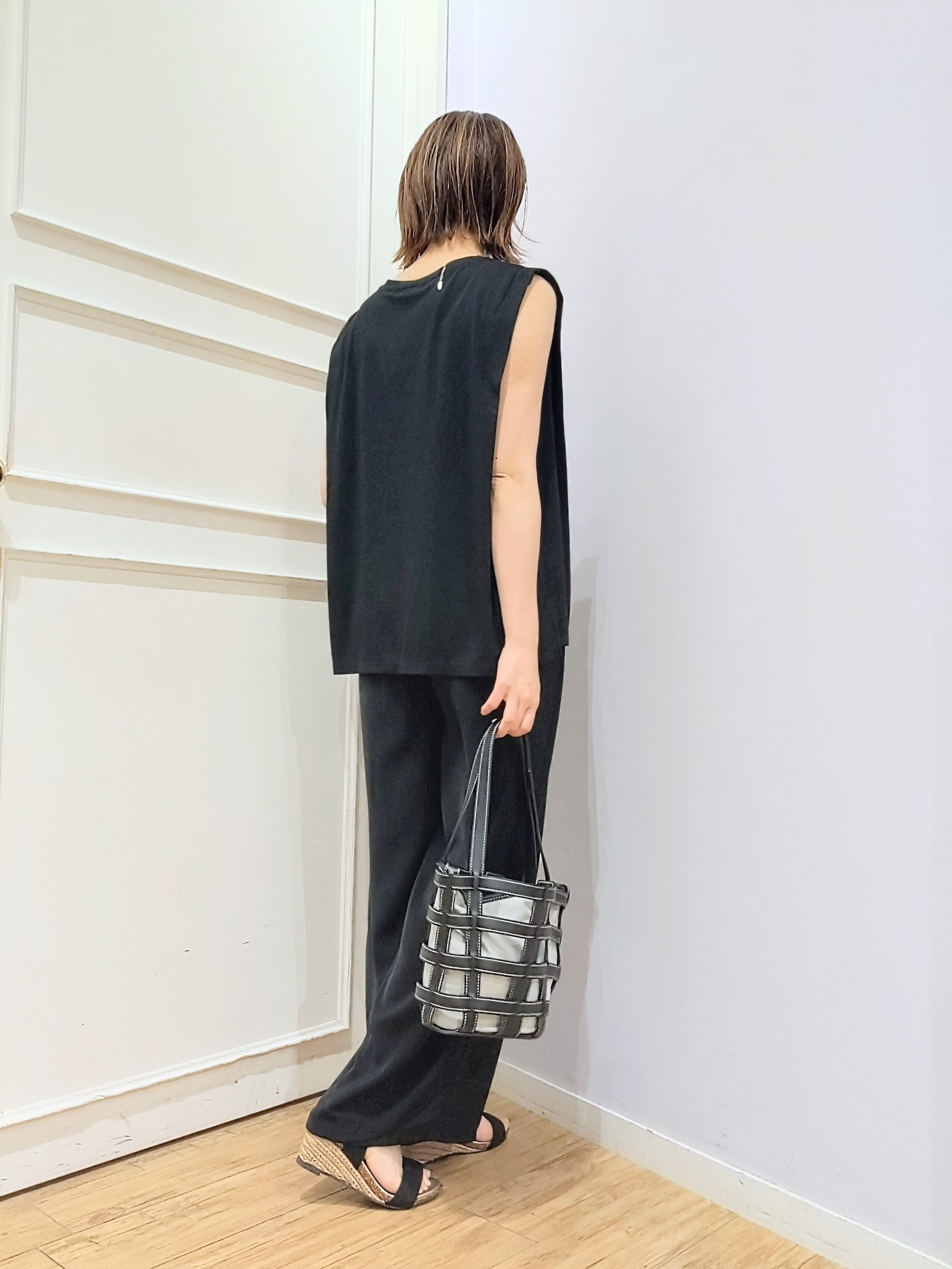 miomioさんの「SHOO･LA･RUE｜【UVカット/接触冷感】上品に涼し気 とろみタックノースリーブトップス」を使ったコーディネート