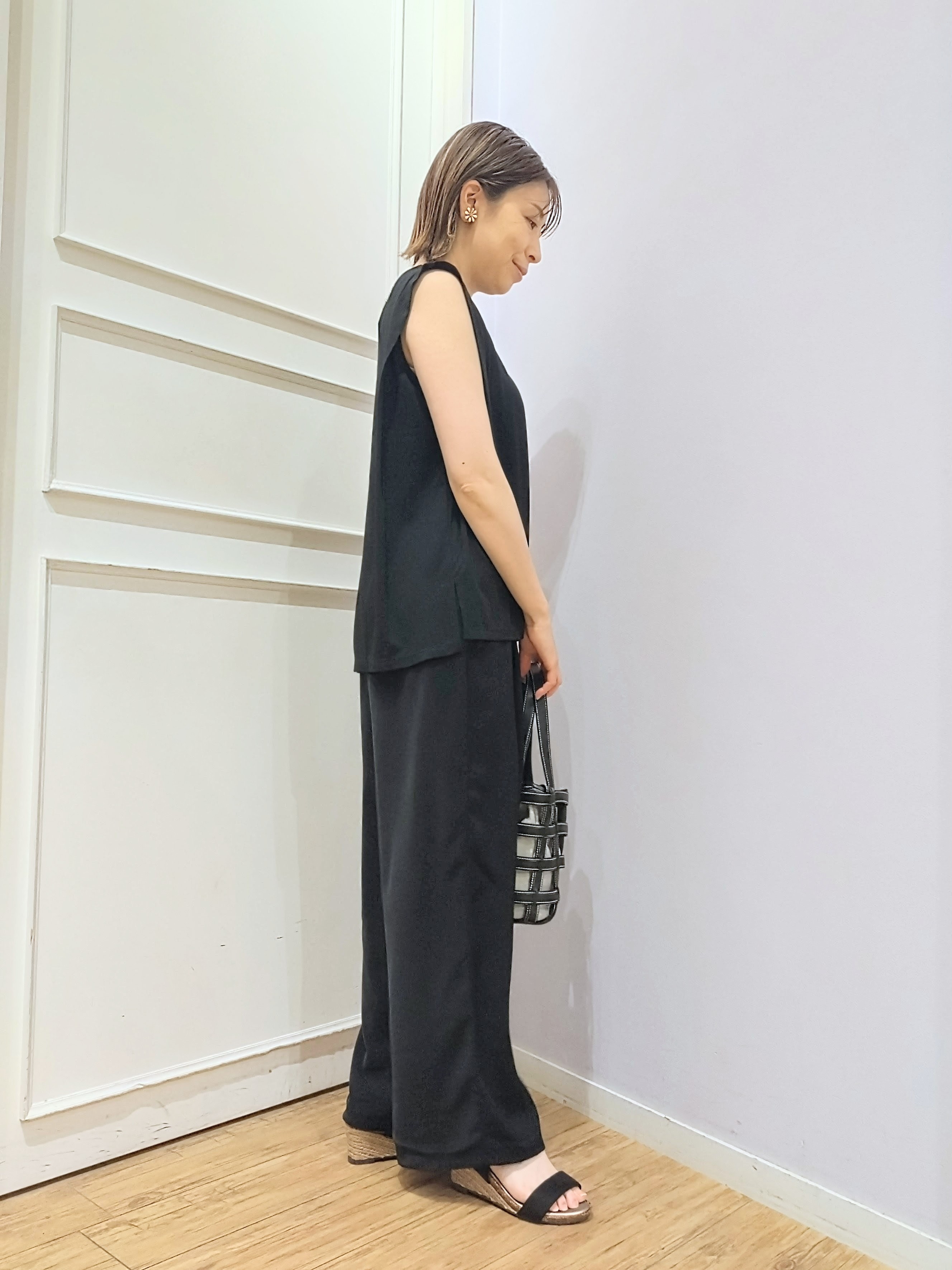 miomioさんの「SHOO･LA･RUE｜【UVカット/接触冷感】上品に涼し気 とろみタックノースリーブトップス」を使ったコーディネート
