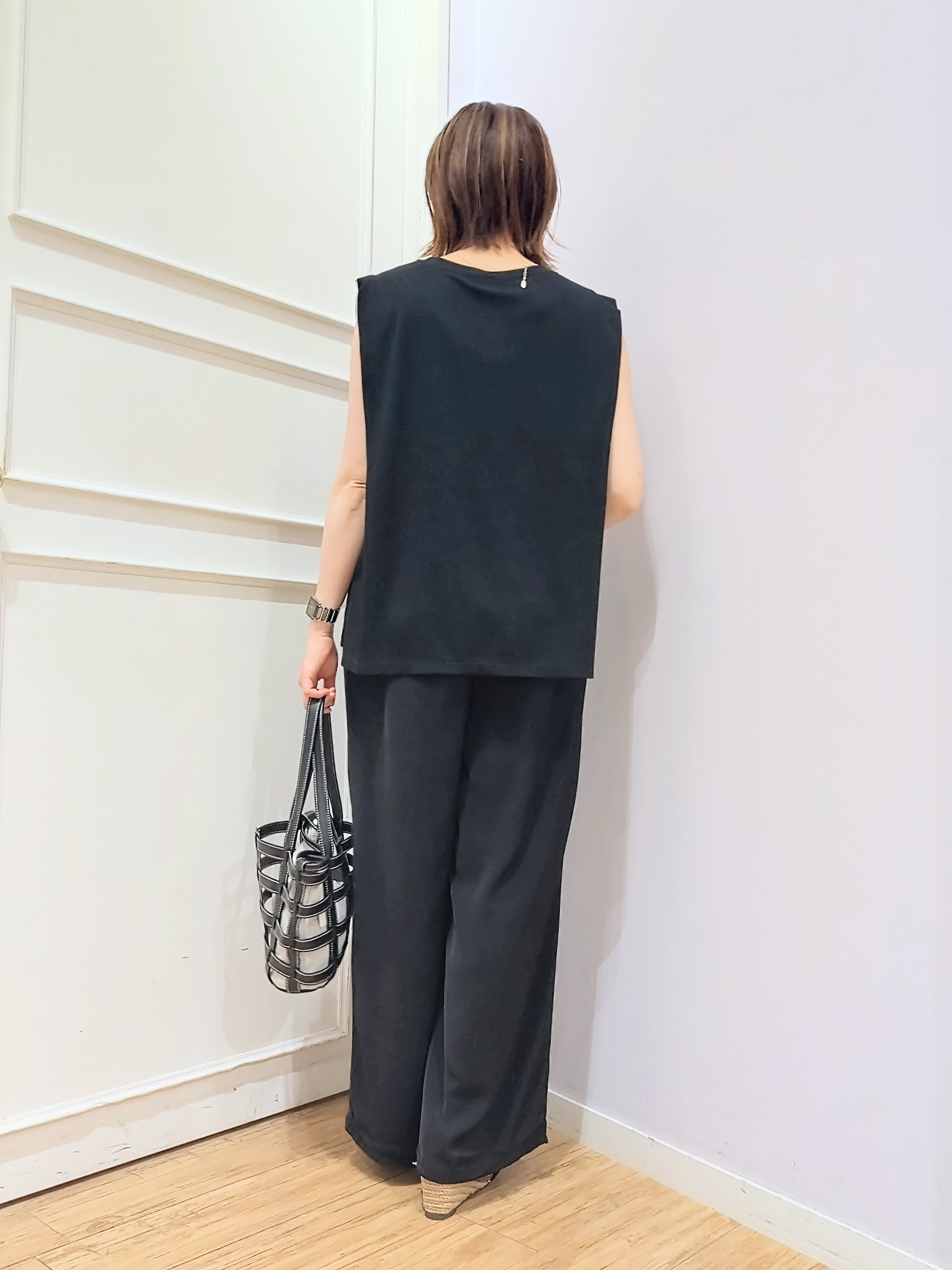 miomioさんの「SHOO･LA･RUE｜【UVカット/接触冷感】上品に涼し気 とろみタックノースリーブトップス」を使ったコーディネート