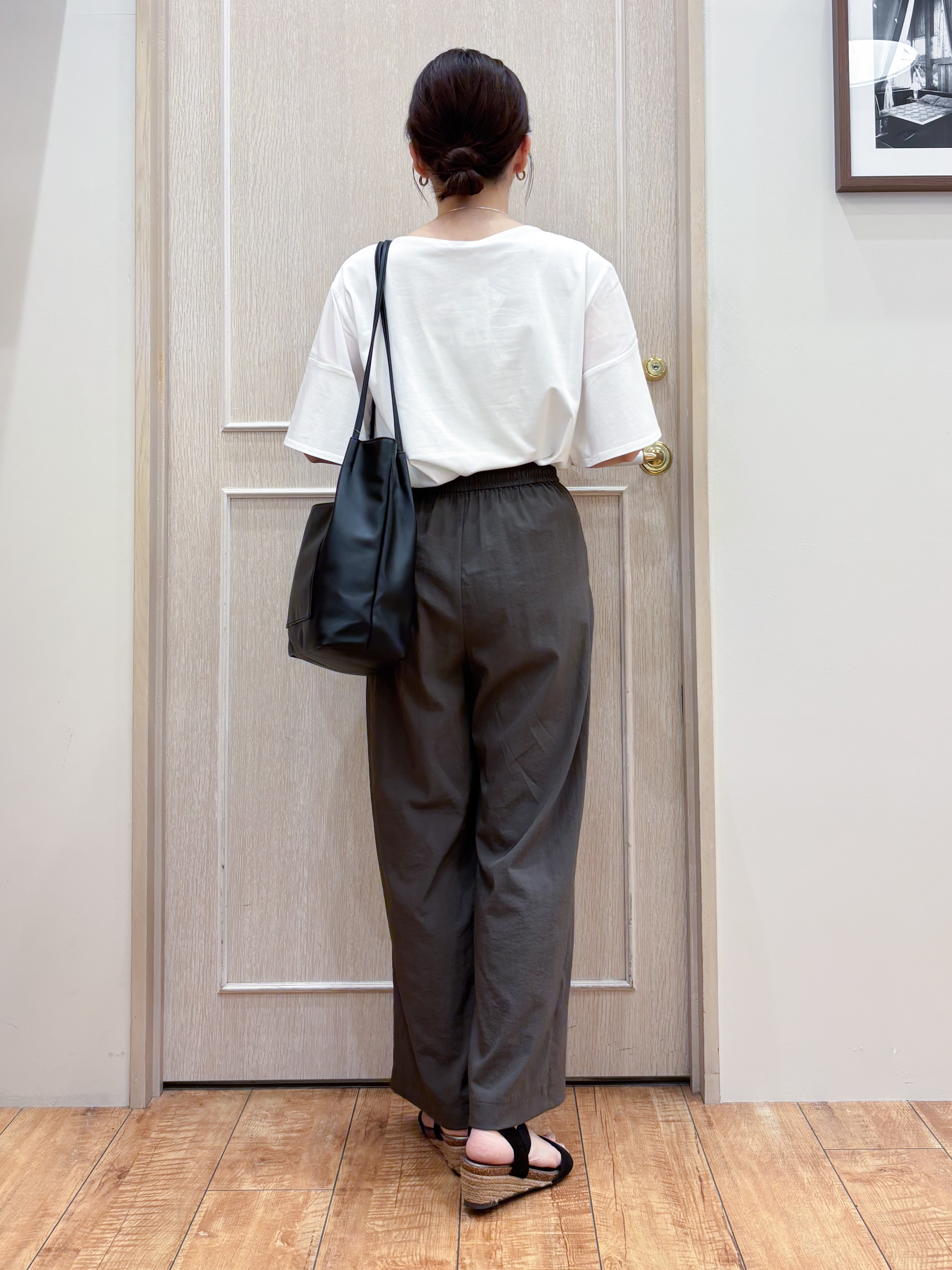 なみさんの「SHOO･LA･RUE｜【S-LL/洗濯機可/体型カバー】フレアスリーブで二の腕を自然に隠せる 浅VネックTシャツ」を使ったコーディネート