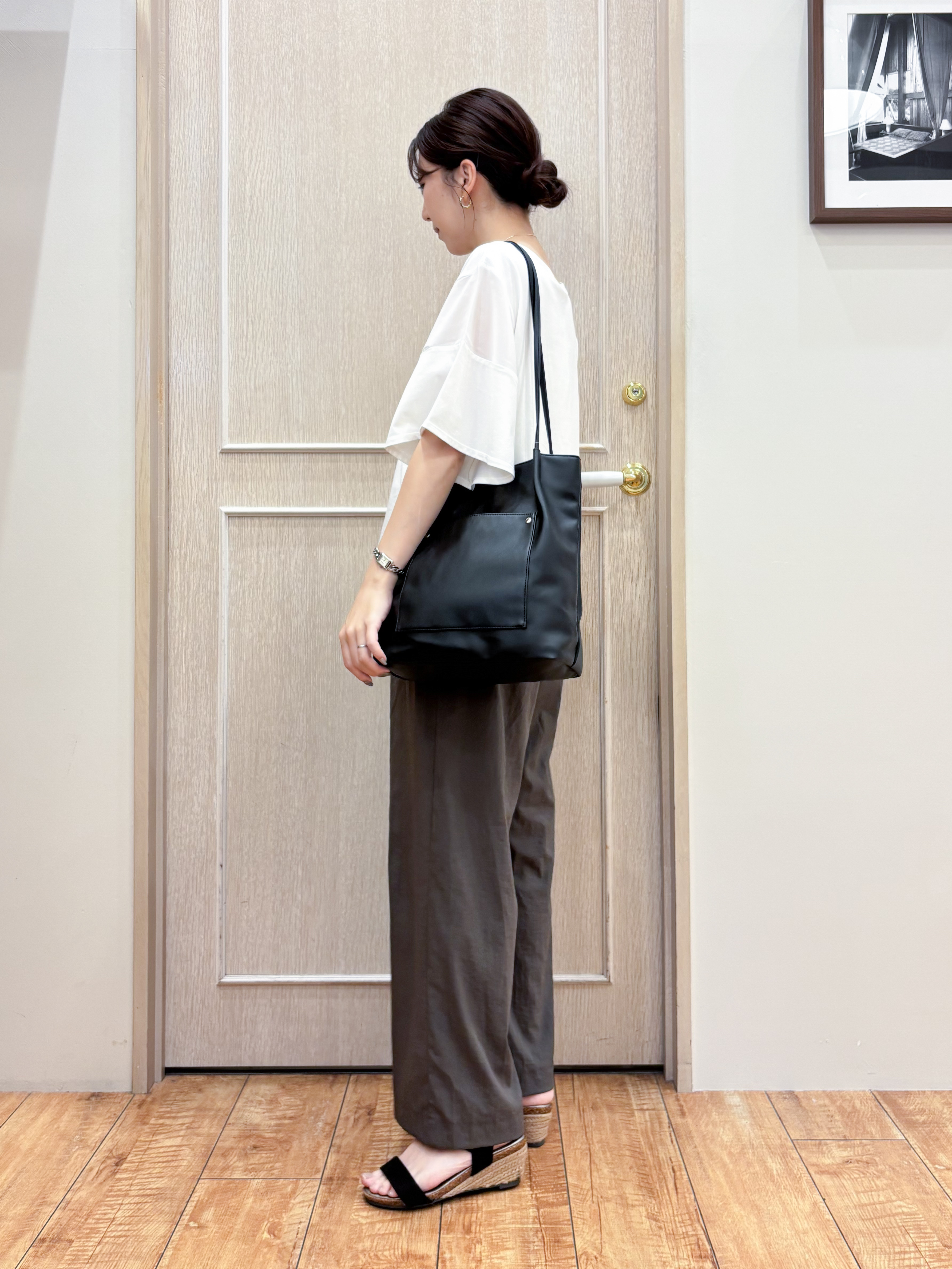 なみさんの「SHOO･LA･RUE｜【S-LL/洗濯機可/体型カバー】フレアスリーブで二の腕を自然に隠せる 浅VネックTシャツ」を使ったコーディネート