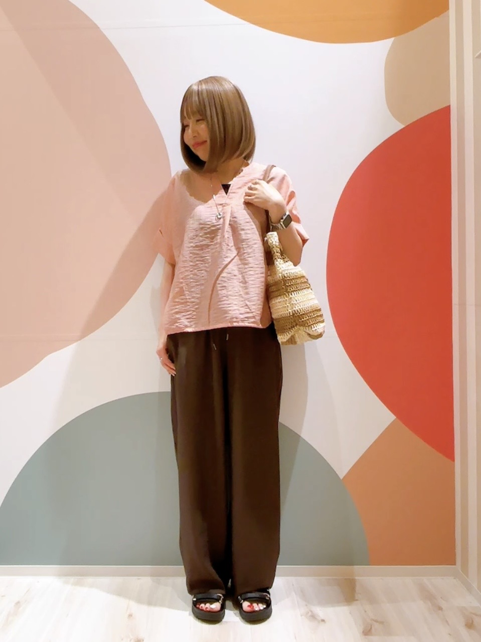 長男さんの「SHOO･LA･RUE｜【高レビュー/体型カバー】インせず着られる スキッパー裾リボンブラウス」を使ったコーディネート