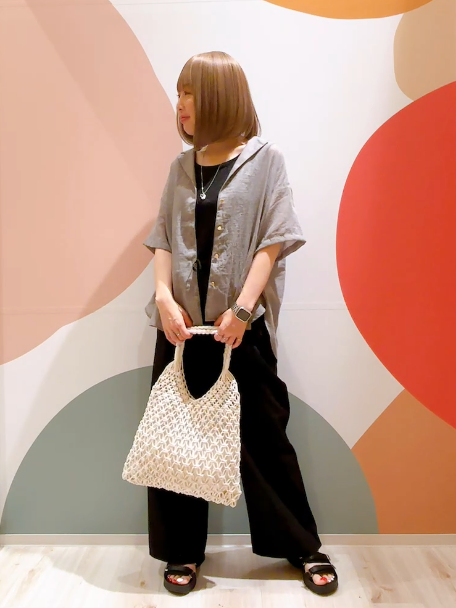 長男さんの「SHOO･LA･RUE｜【洗濯機可】スクエアネックが小顔効果に　きらきらラメタンクトップ」を使ったコーディネート