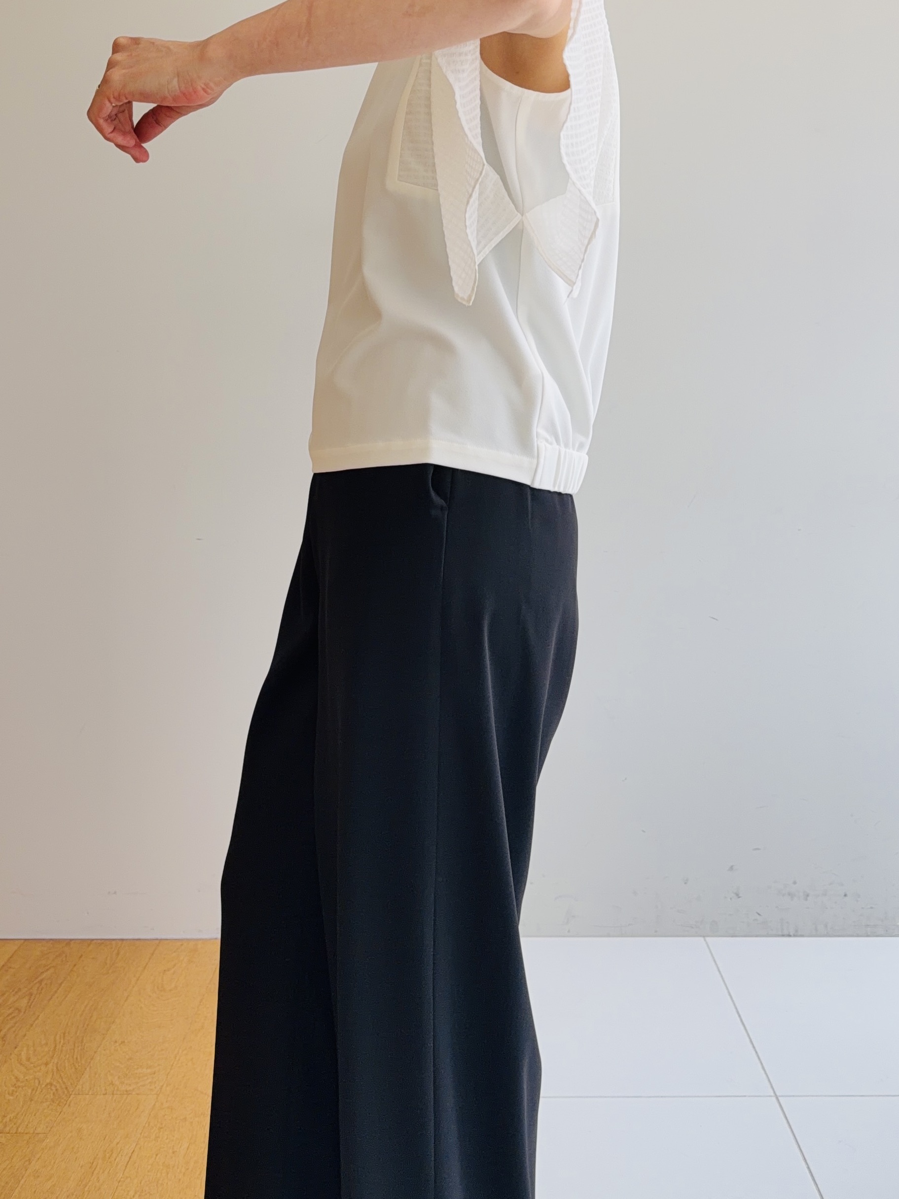 murayamaさんの「INDIVI｜【洗える／シアーチェック柄】異素材コンビスリーブトップス」を使ったコーディネート