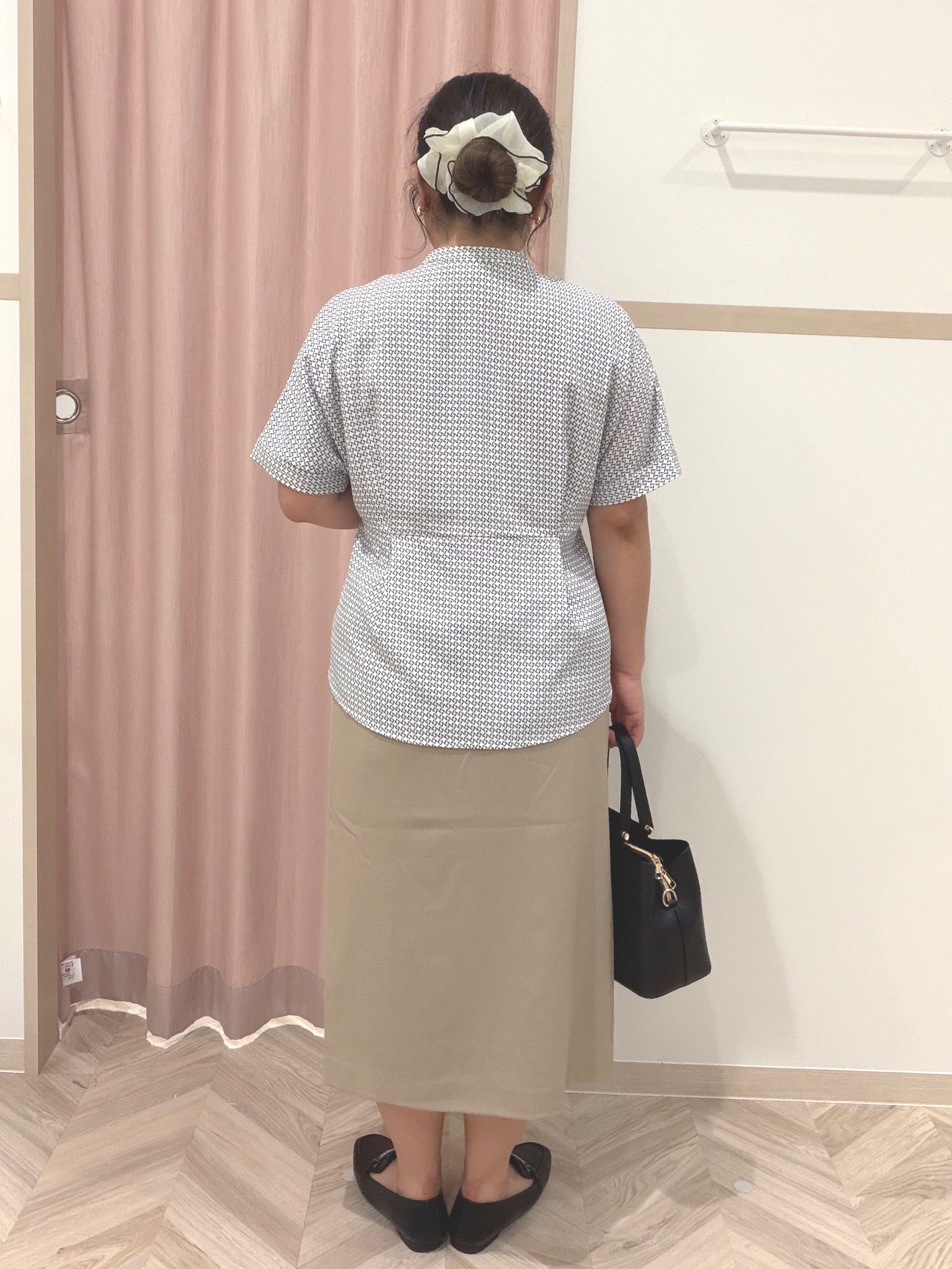 まちゃんなちゃんさんの「SHOO･LA･RUE｜【UV/通勤】洗濯後しわになりにくい インしない ウエストタックペプラムブラウス」を使ったコーディネート