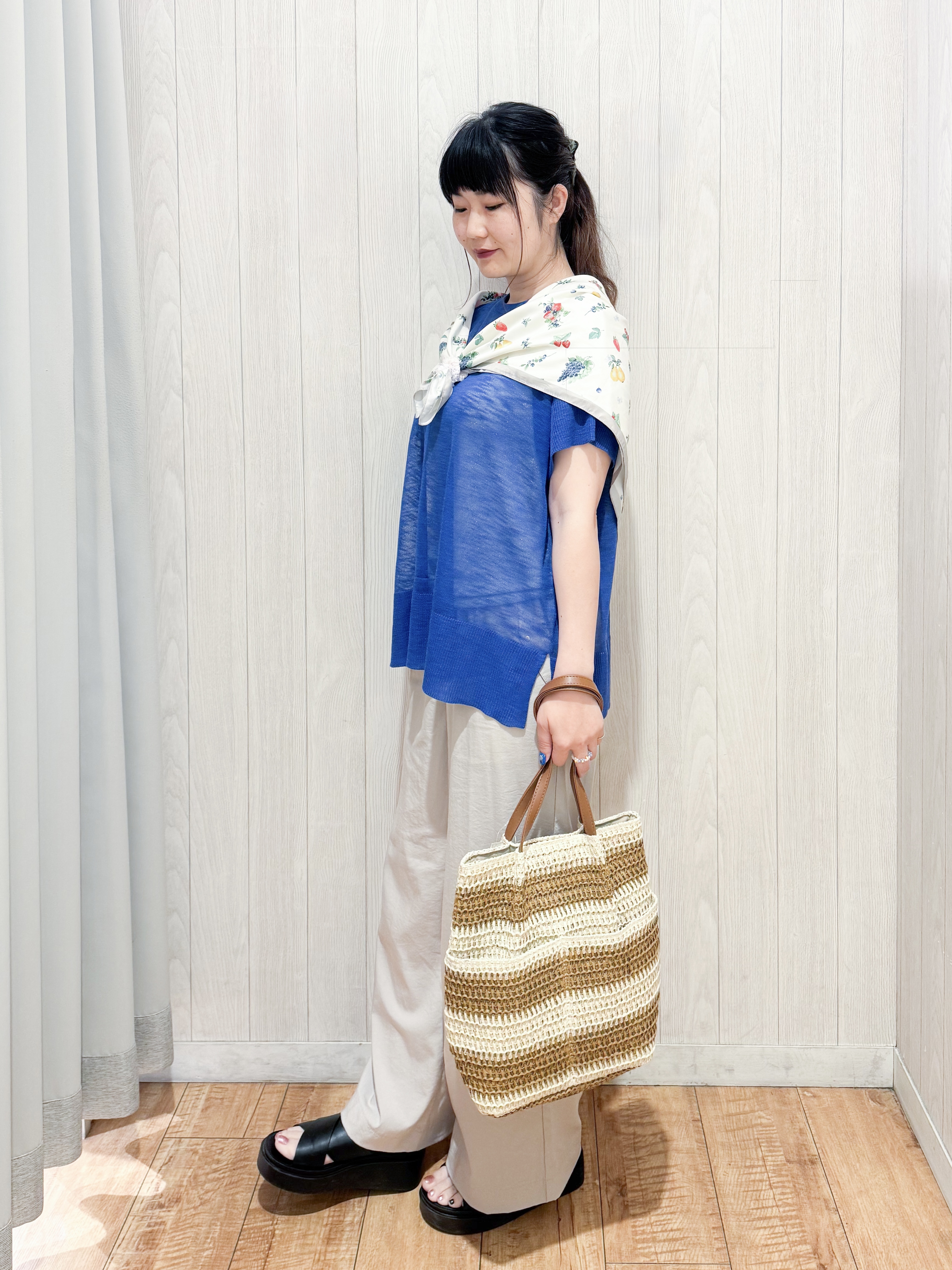 愛さんの「SHOO･LA･RUE｜【2点セット/S-LL/体型カバー】さらりと涼し気 シアーニット+タンクトップ」を使ったコーディネート