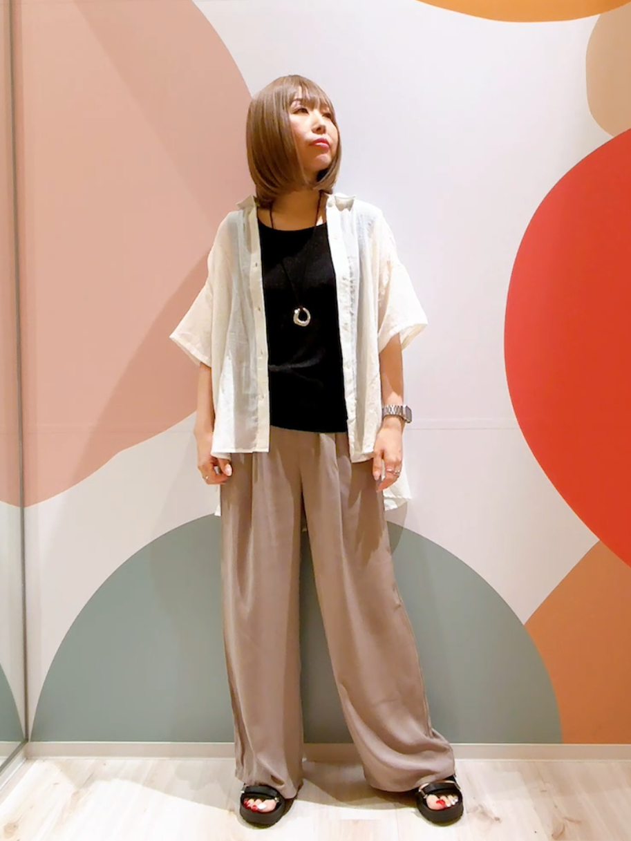 長男さんの「SHOO･LA･RUE｜ヒップがすっぽり隠れる やわらか5分袖シアーシャツ」を使ったコーディネート