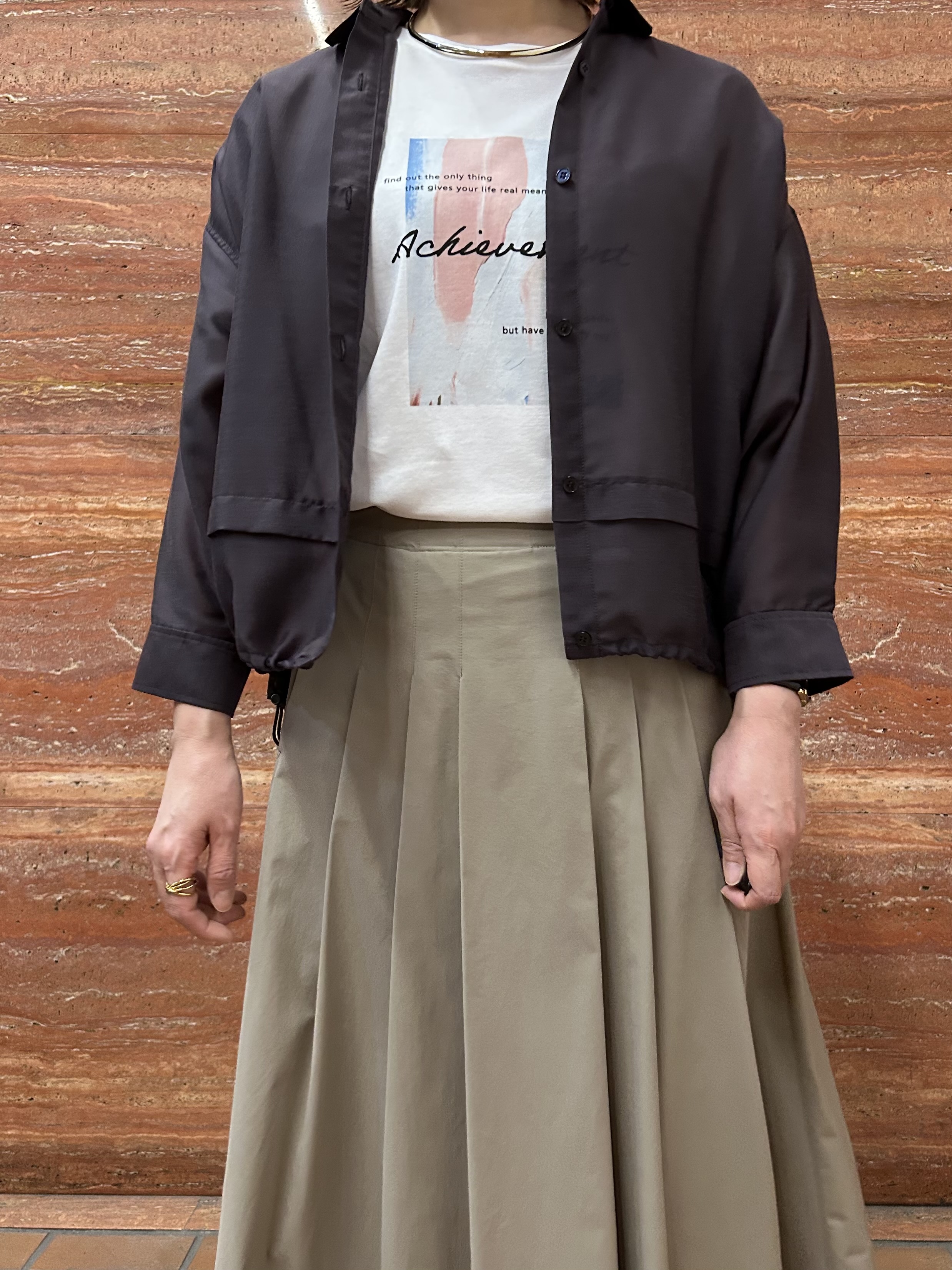 mariさんの「INDIVI｜【接触冷感／洗える／2WAY】ドロスト付 シアーシャンブレーシャツ」を使ったコーディネート