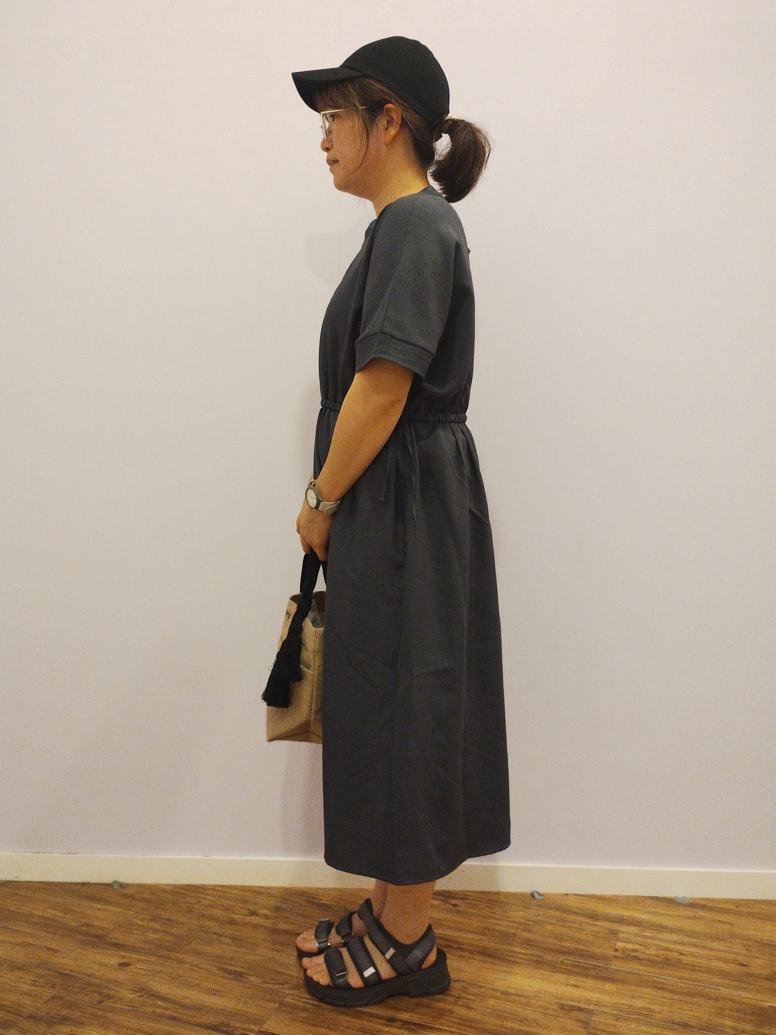 しもさんの「SHOO･LA･RUE｜【洗濯機可/体型カバー】ウエストシャーリングで女性らしく 麻調スキッパーサイドリボンワンピース」を使ったコーディネート