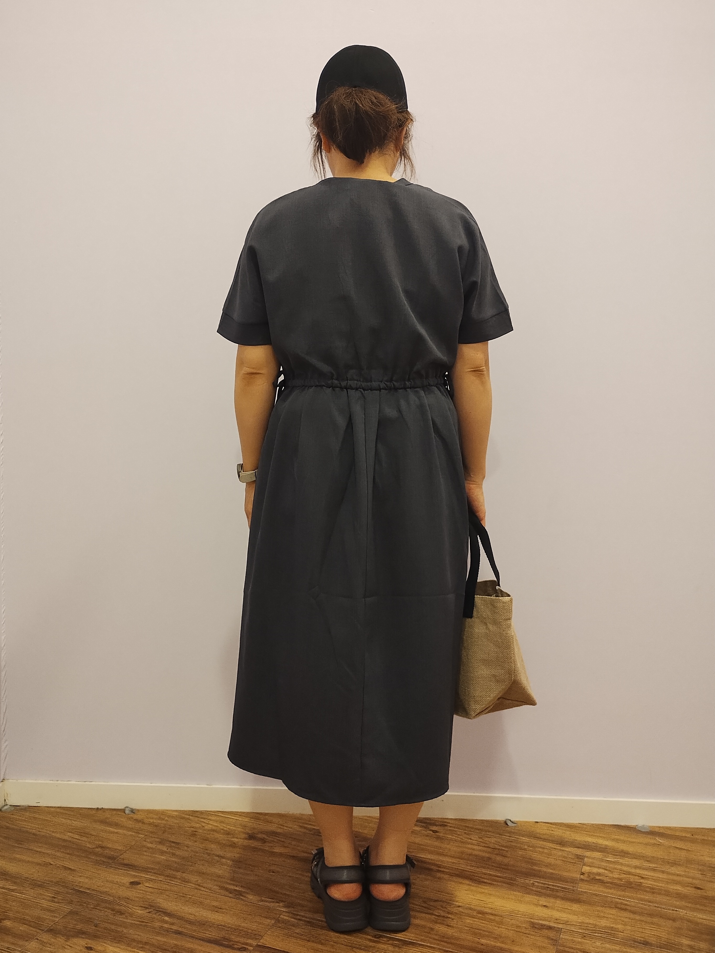 しもさんの「SHOO･LA･RUE｜【洗濯機可/体型カバー】ウエストシャーリングで女性らしく 麻調スキッパーサイドリボンワンピース」を使ったコーディネート
