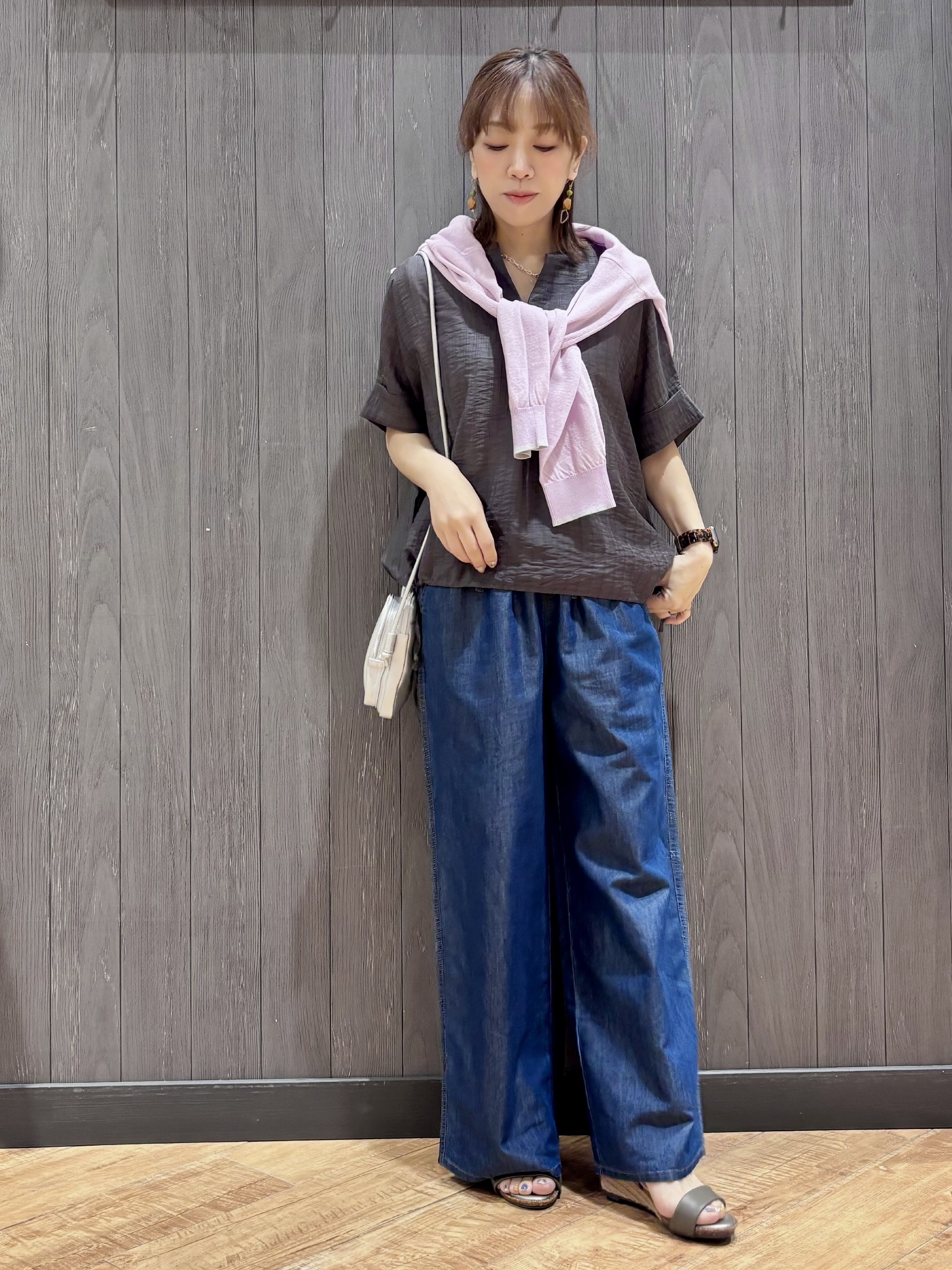 meiさんの「SHOO･LA･RUE｜【高レビュー/体型カバー】インせず着られる スキッパー裾リボンブラウス」を使ったコーディネート