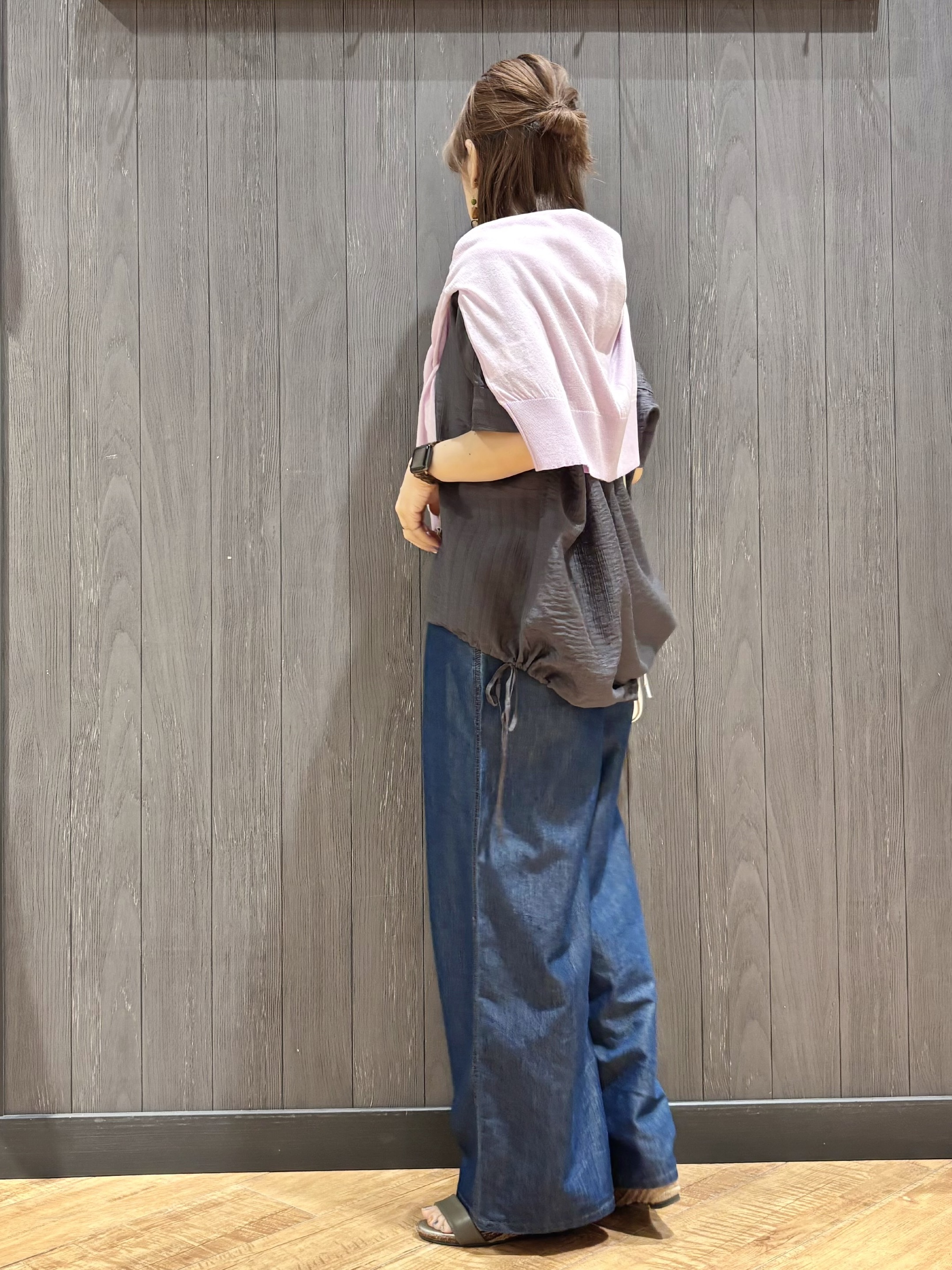 meiさんの「SHOO･LA･RUE｜【高レビュー/体型カバー】インせず着られる スキッパー裾リボンブラウス」を使ったコーディネート